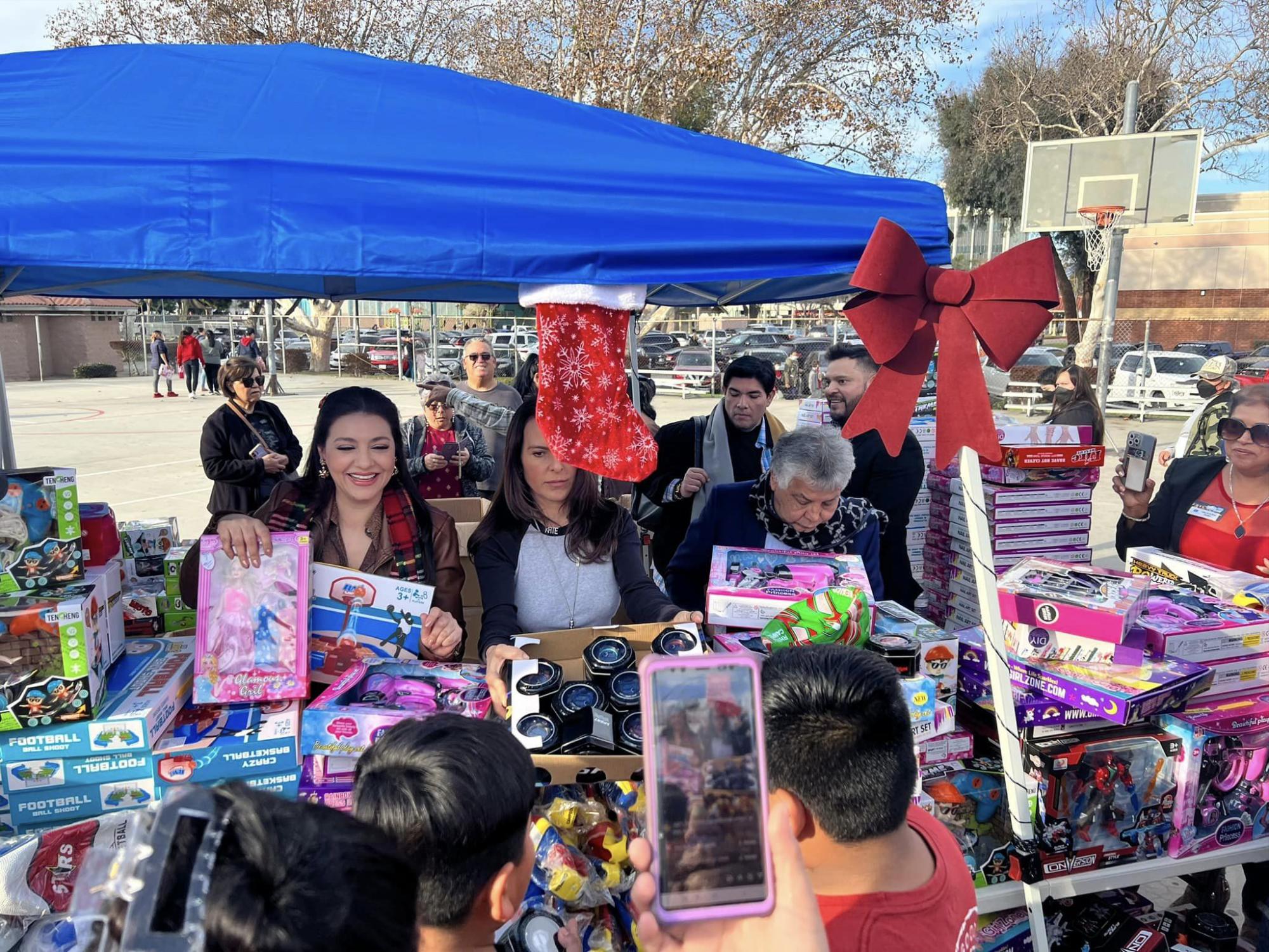 $!Se convierte Kate del Castillo en ‘Santa Claus’ reparte juguetes en California