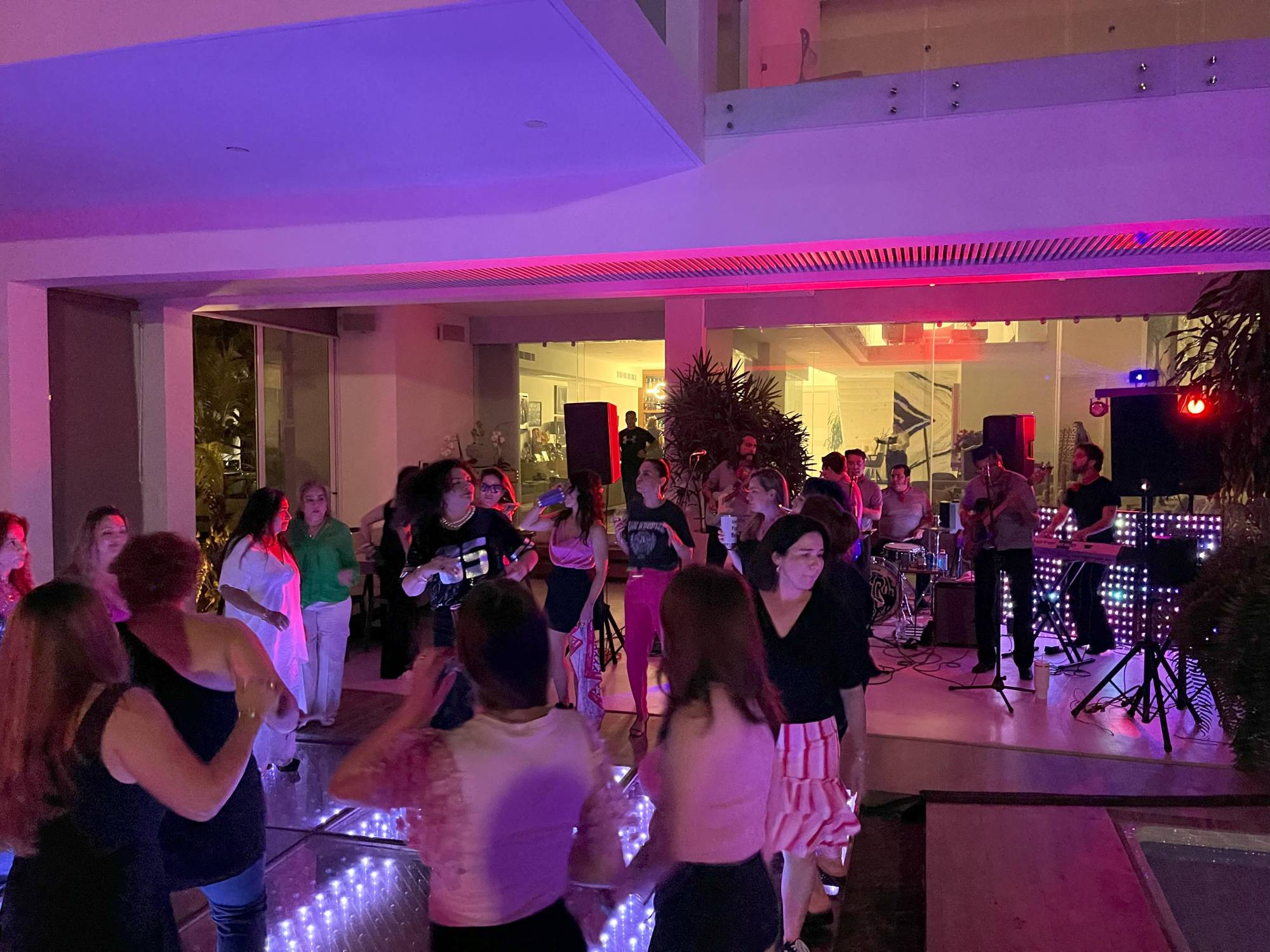 $!Las música de Los Moustros del Espacio Exterior las puso a bailar.