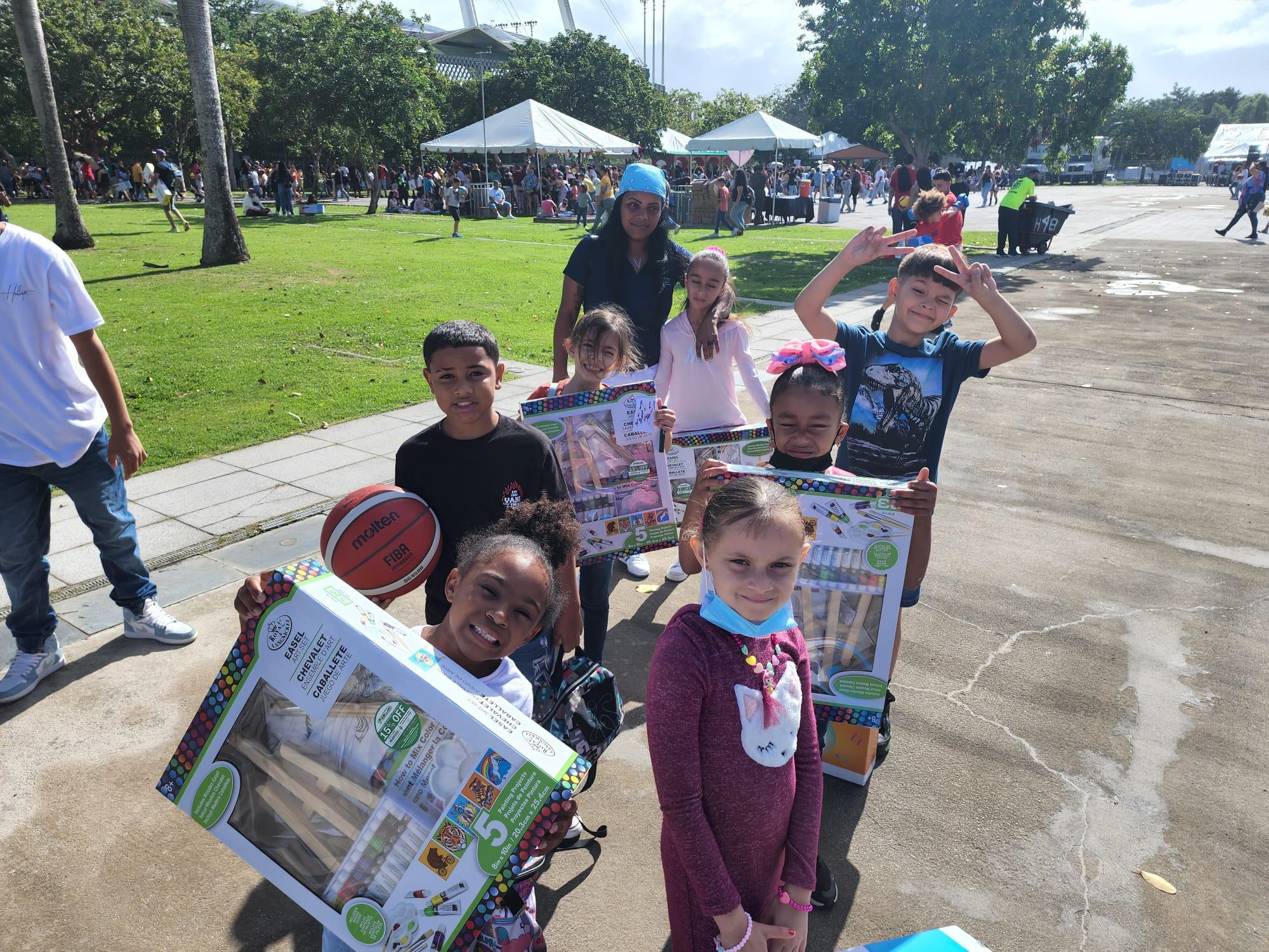 $!Bad Bunny lleva alegría a más de 25 mil niños en Puerto Rico