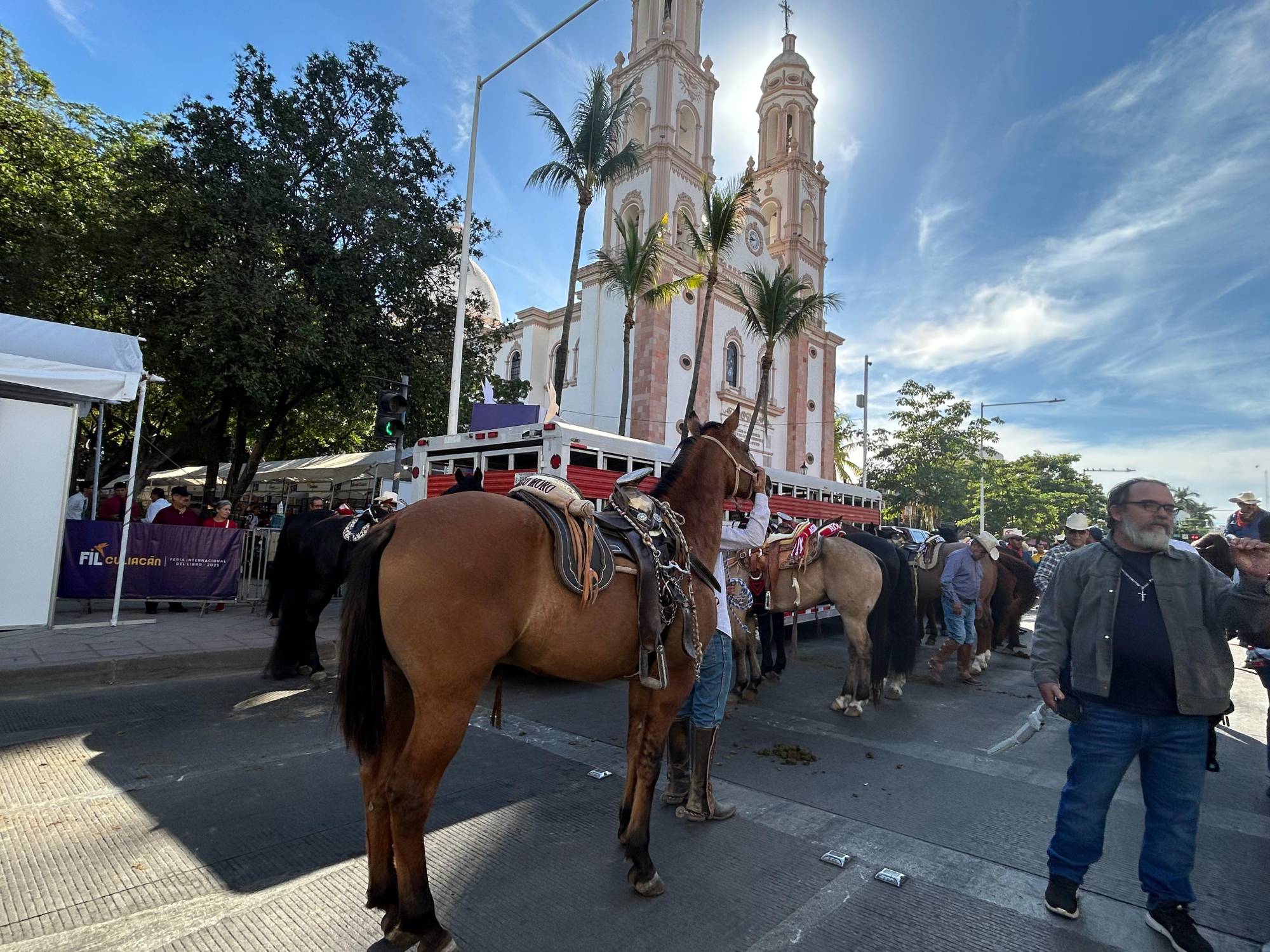 $!Celebran cabalgata por Culiacán para dar inicio a la Feria Ganadera 2025