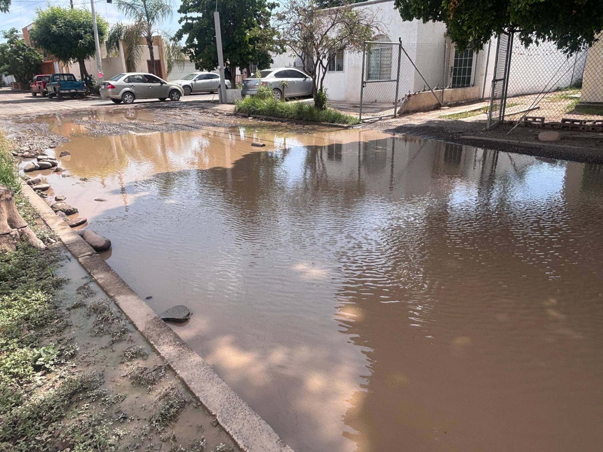 $!Vecinos de Campo Bello en Culiacán padecen encharcamientos persistentes por falta de pavimentación