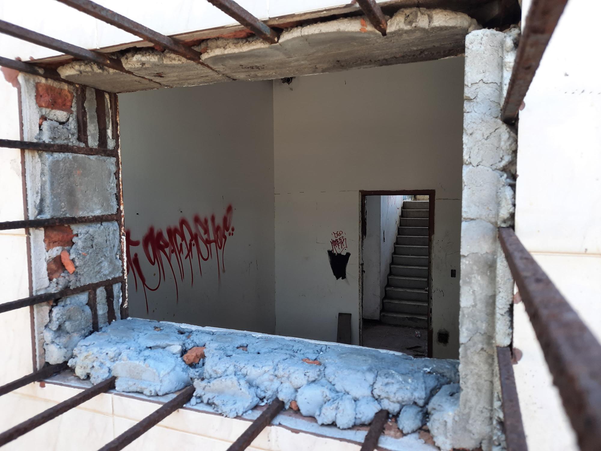 $!En el olvido, abandonado e incendiado, el Centro Regional de Comunicaciones en Mazatlán