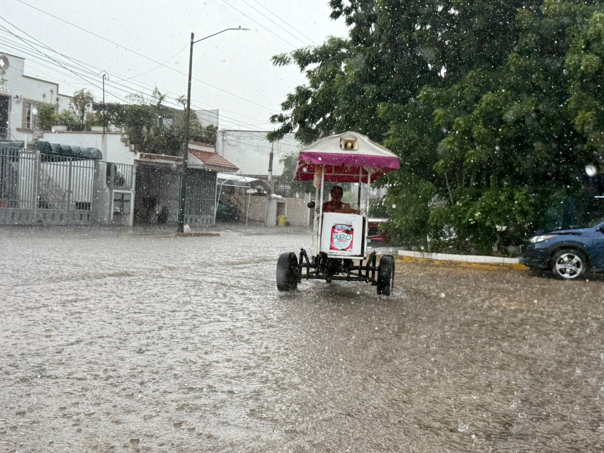 $!Cierran vialidades en Culiacán por acumulación de agua tras fuertes lluvias