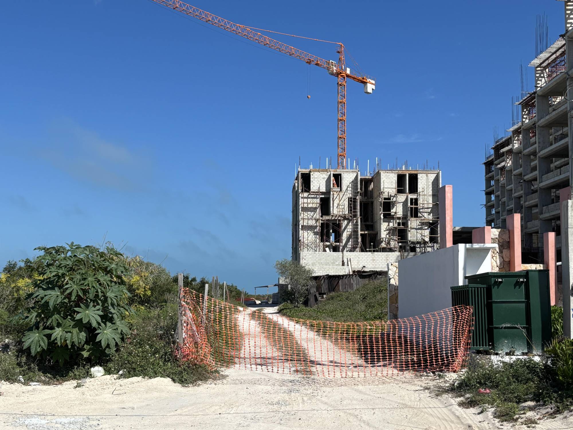 $!Junto con las construcciones se prohíbe el acceso a las playas públicas.