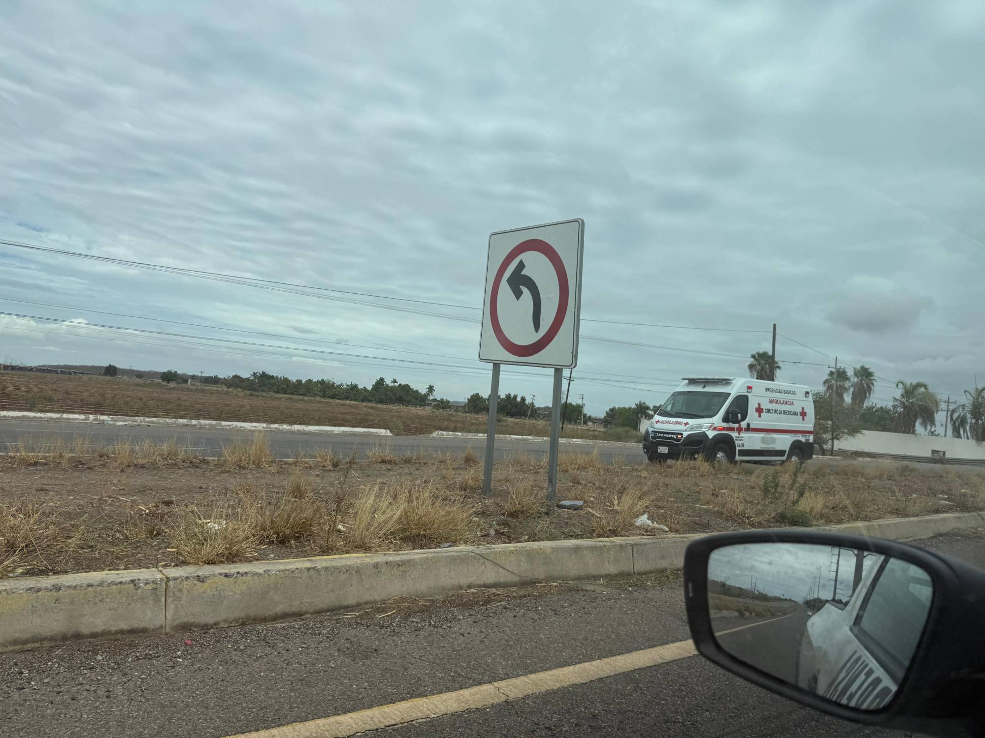 $!Motociclista queda inconsciente tras accidentarse cerca de la caseta de Limón De los Ramos, al norte Culiacán