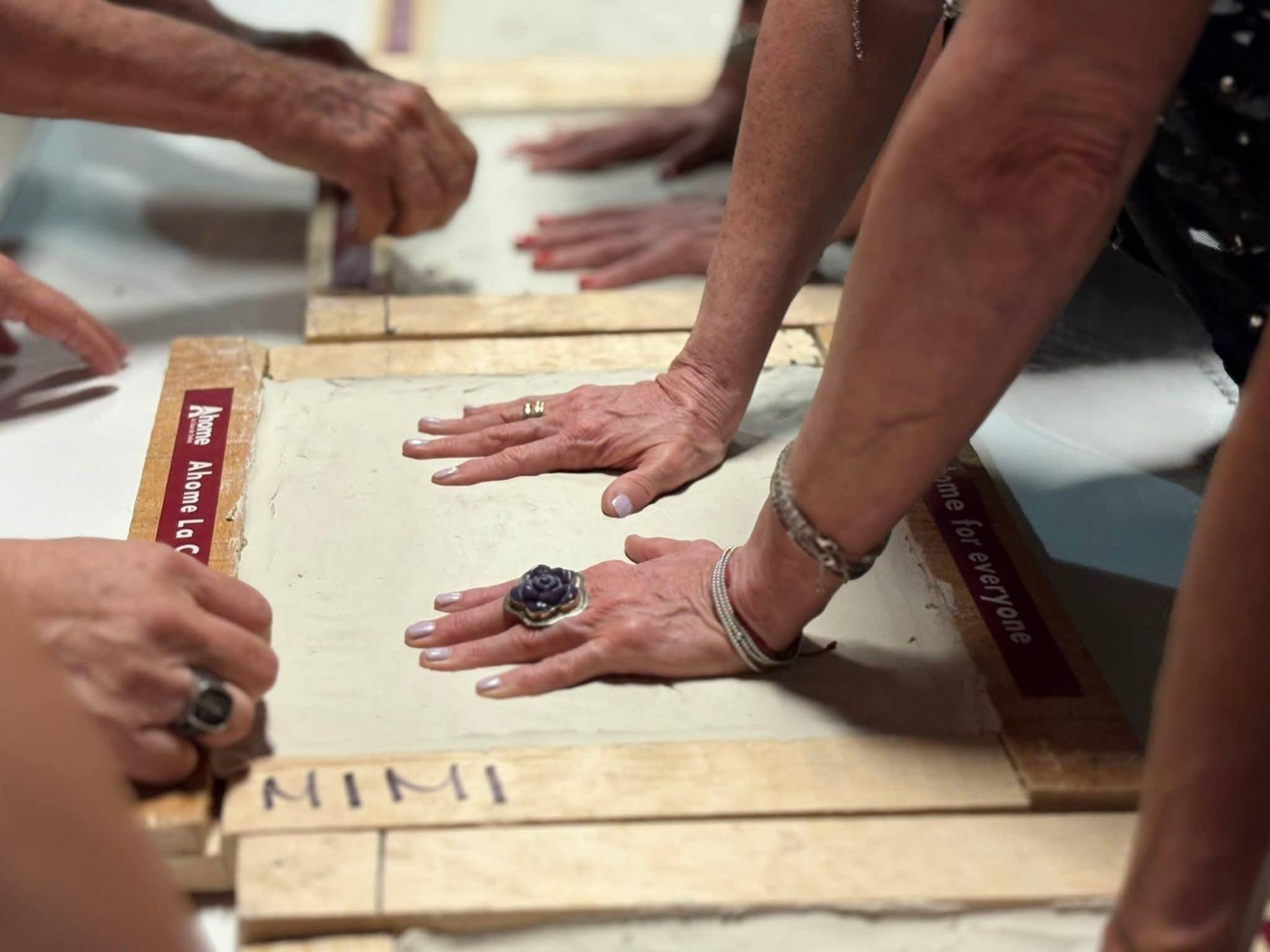 $!Mimí plasma sus huellas para integrar el paseo de las Estrellas en Topolobampo.