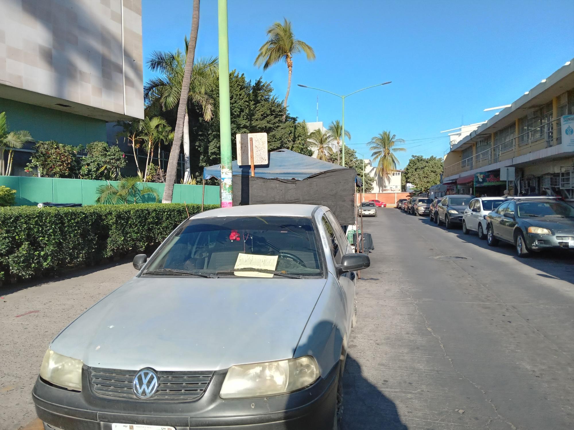 $!‘Barren’ con carros estacionados en línea amarilla alrededor de IMSS; se quejan usuarios