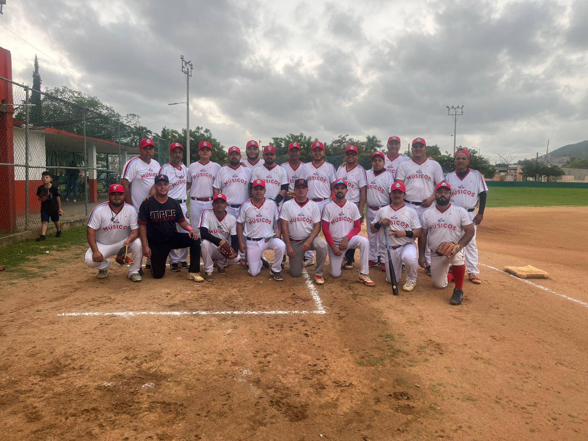 $!El Cid conquista el campeonato de playoffs de Liga de Meseros al Bat