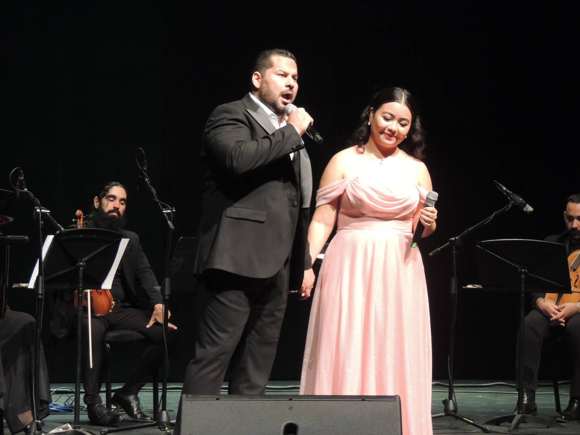 $!Junto a la soprano Evelyn Tovón interpretó la pieza Besos robados.