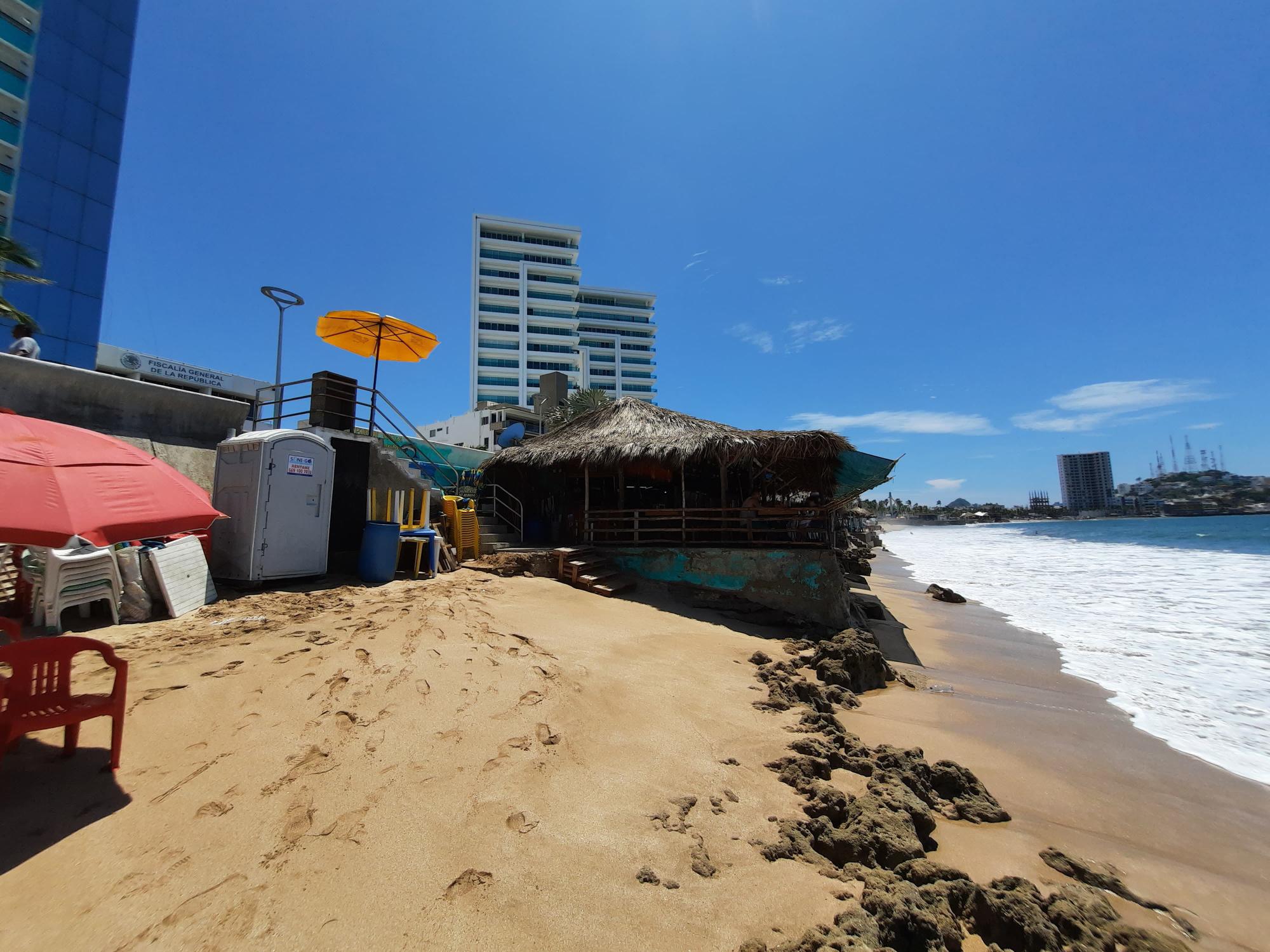 $!Erosión y mar de fondo en Mazatlán afectan las ventas para los palaperos