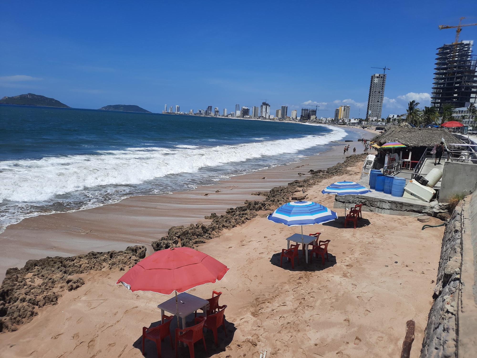 $!Erosión y mar de fondo en Mazatlán afectan las ventas para los palaperos