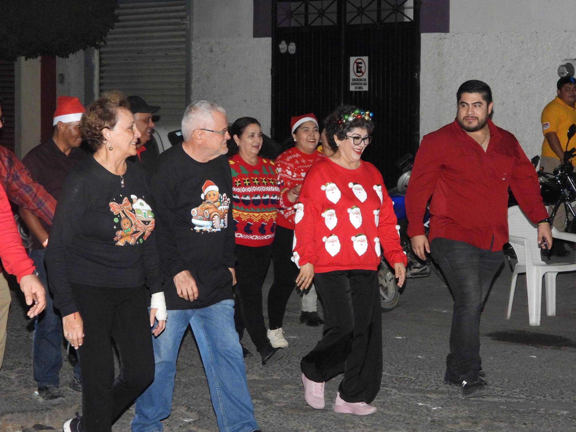 $!Encienden el árbol y realizan desfile navideño en Escuinapa