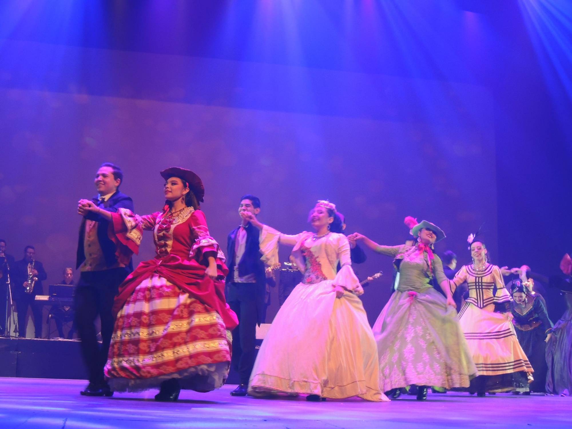 $!El espectáculo contó con la participación de la Compañía Folclórica Sinaloense.