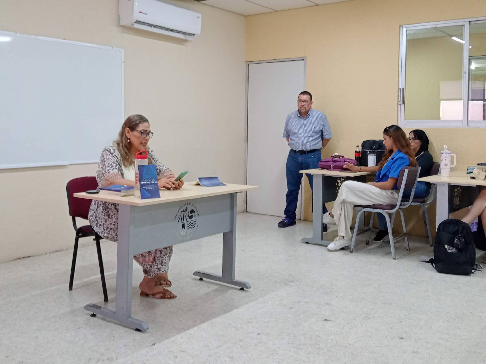 $!Silvia Michel lee sus poemas a los presentes esa mañana de tertulia.
