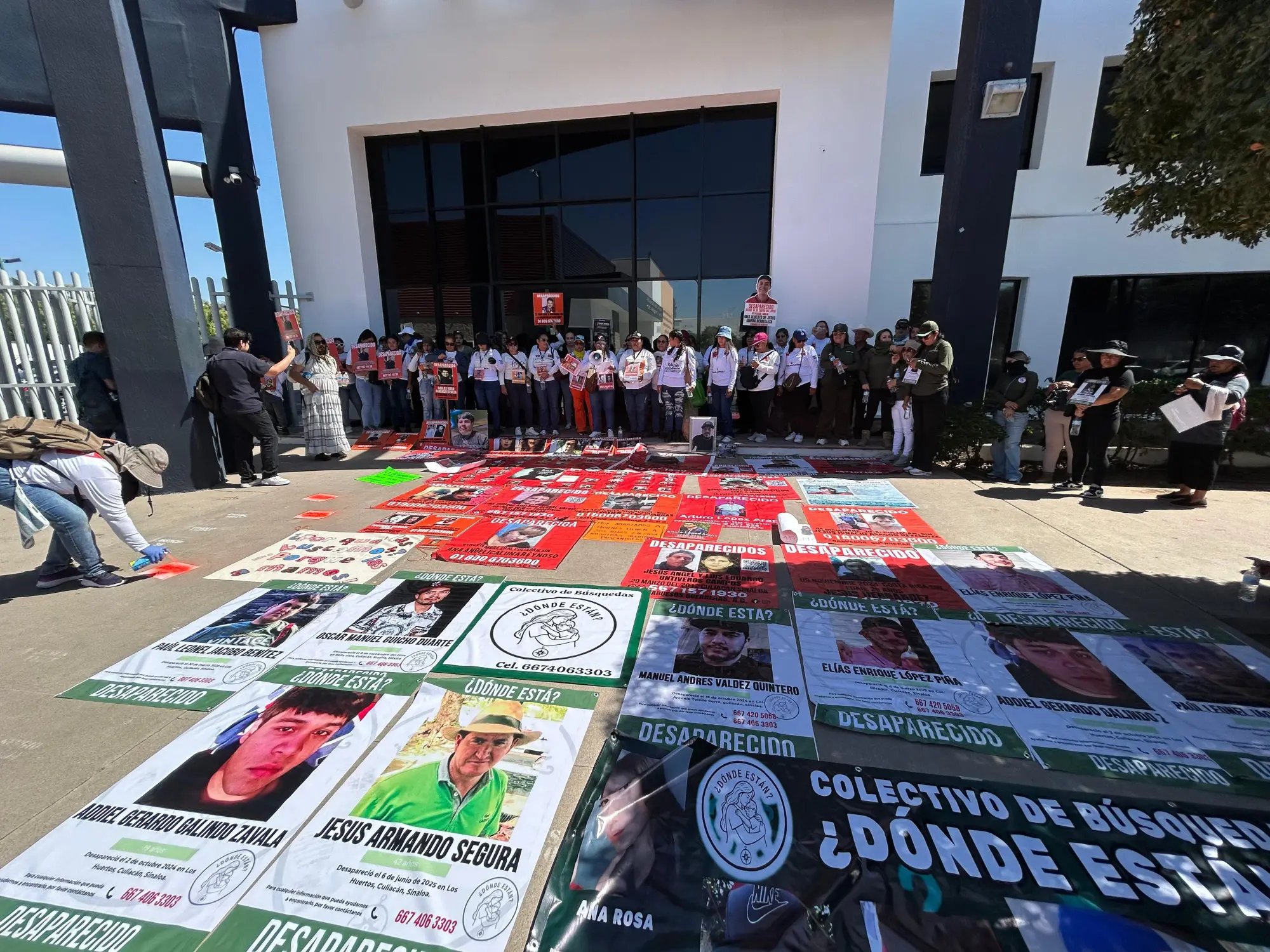 $!Marchan madres buscadoras a Fiscalía de Sinaloa previo al Día de las Madres