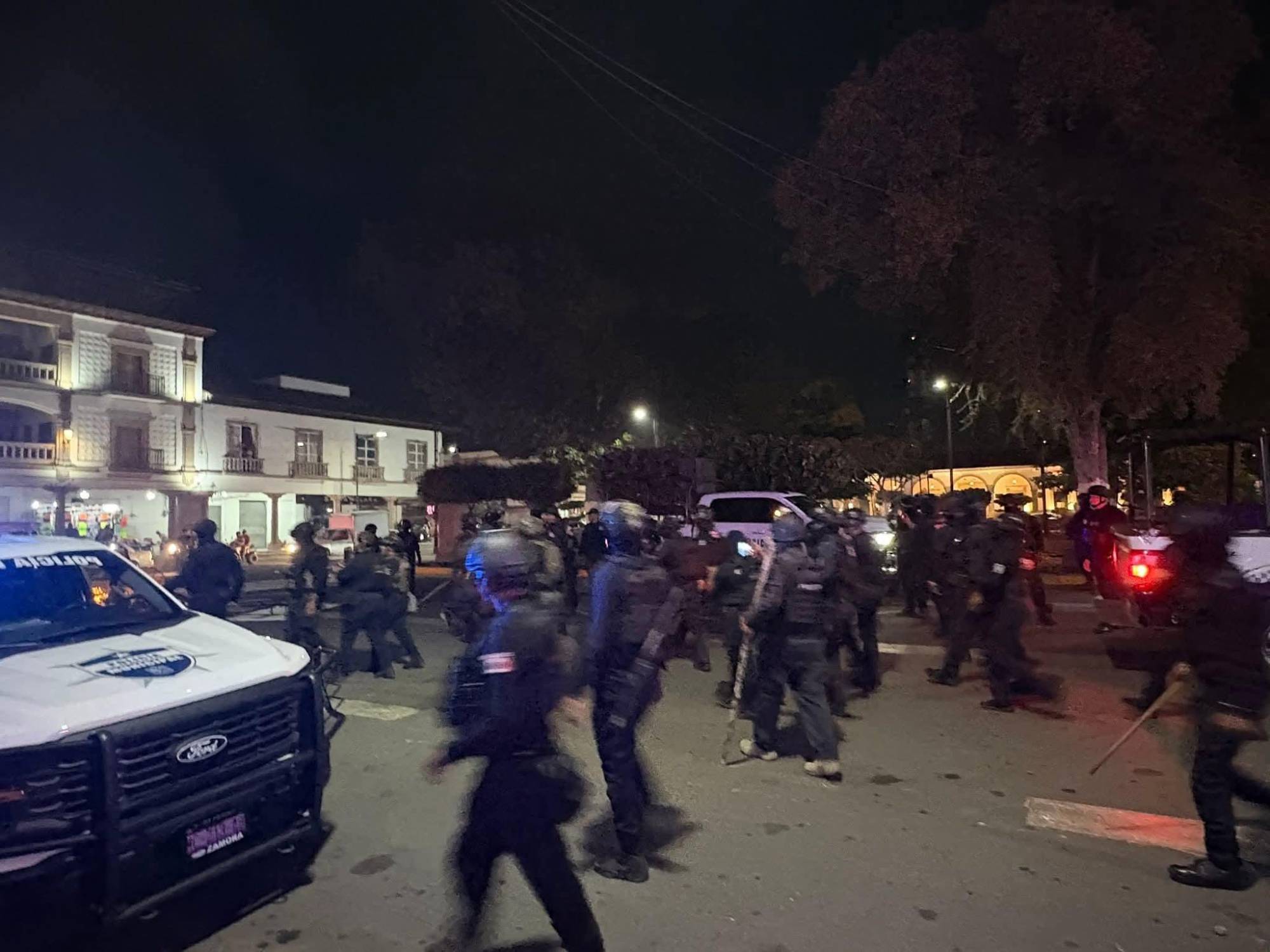 $!Incendian Palacio Municipal de Apatzingán en medio de protestas por el asesinato de Carlos Manzo