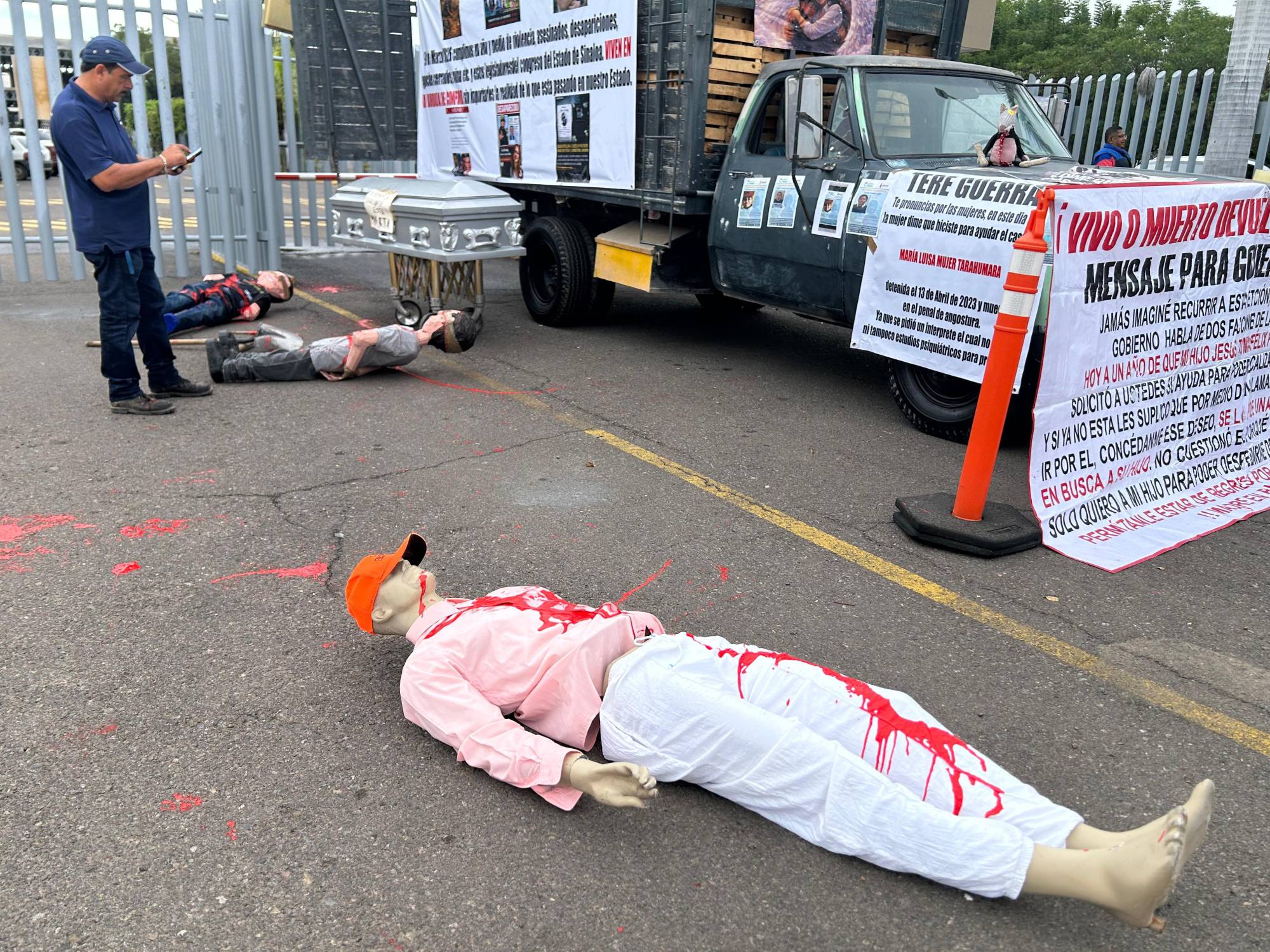 $!Se manifiestan en el Congreso de Sinaloa para exigir paz y respuestas ante la violencia