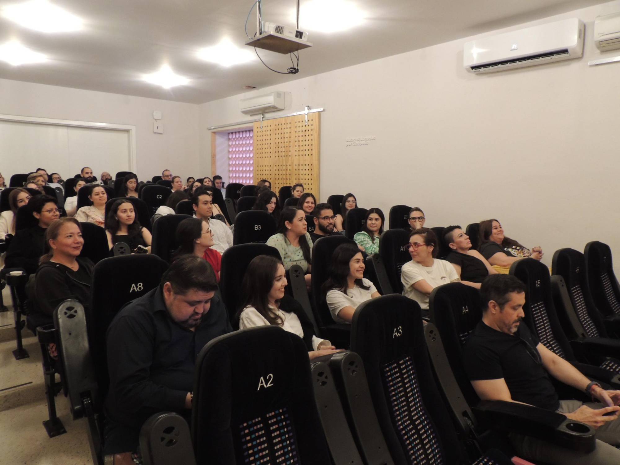 $!La charla contó con una importante asistencia.