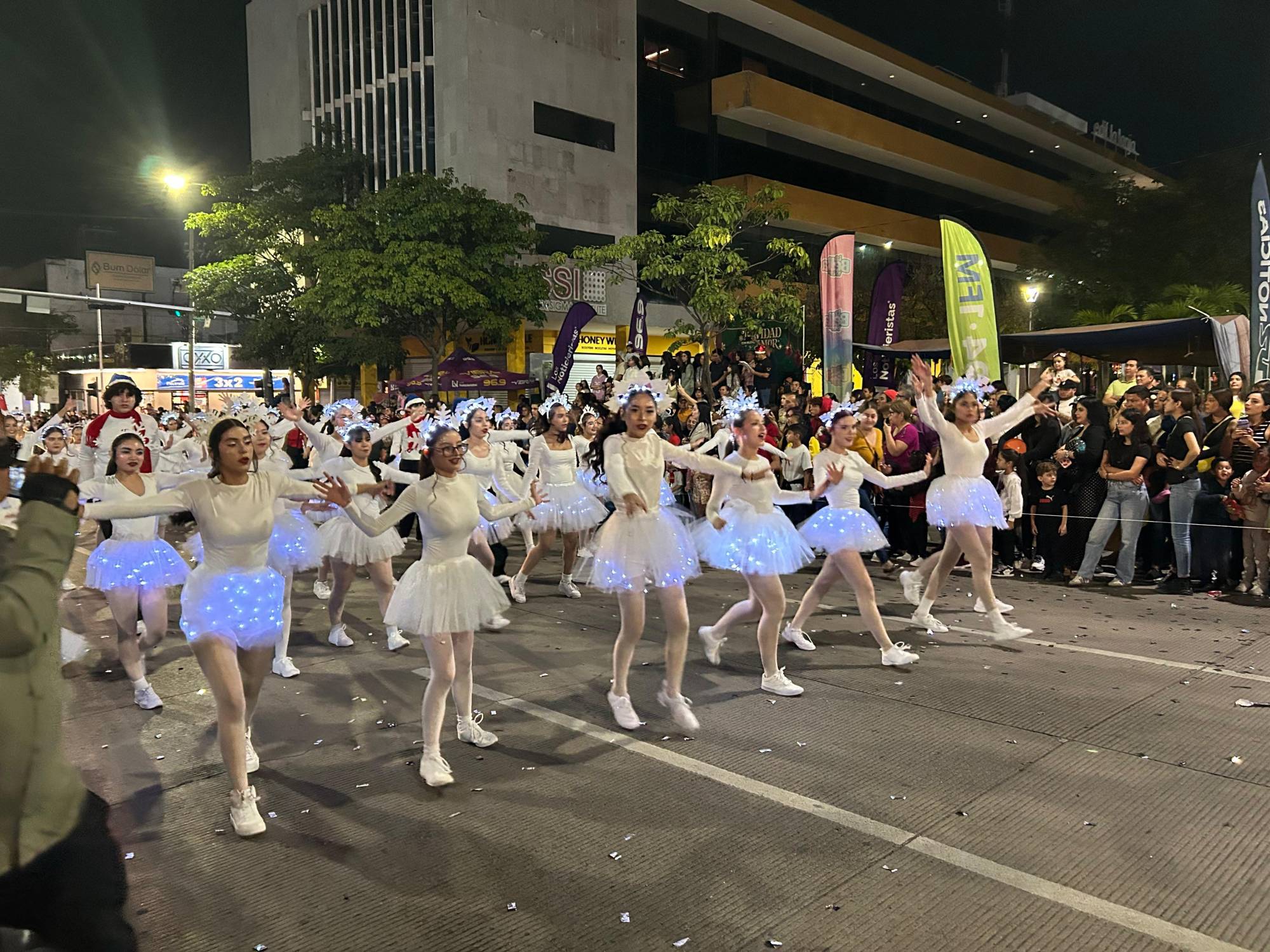 $!La ciudad se ilumina con el tradicional Desfile Navideño de Culiacán 2025