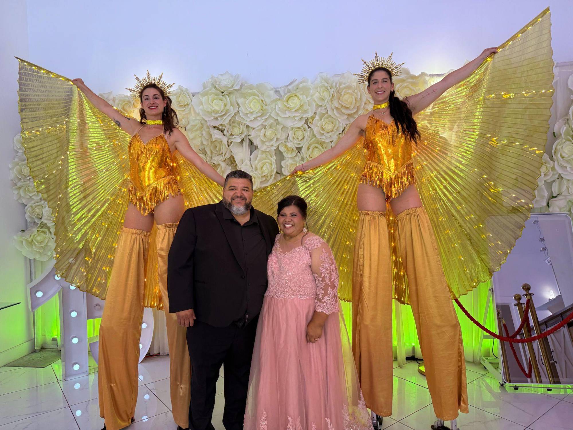 $!Con un espectáculo de zancos, los papás dieron la bienvenida a los invitados.