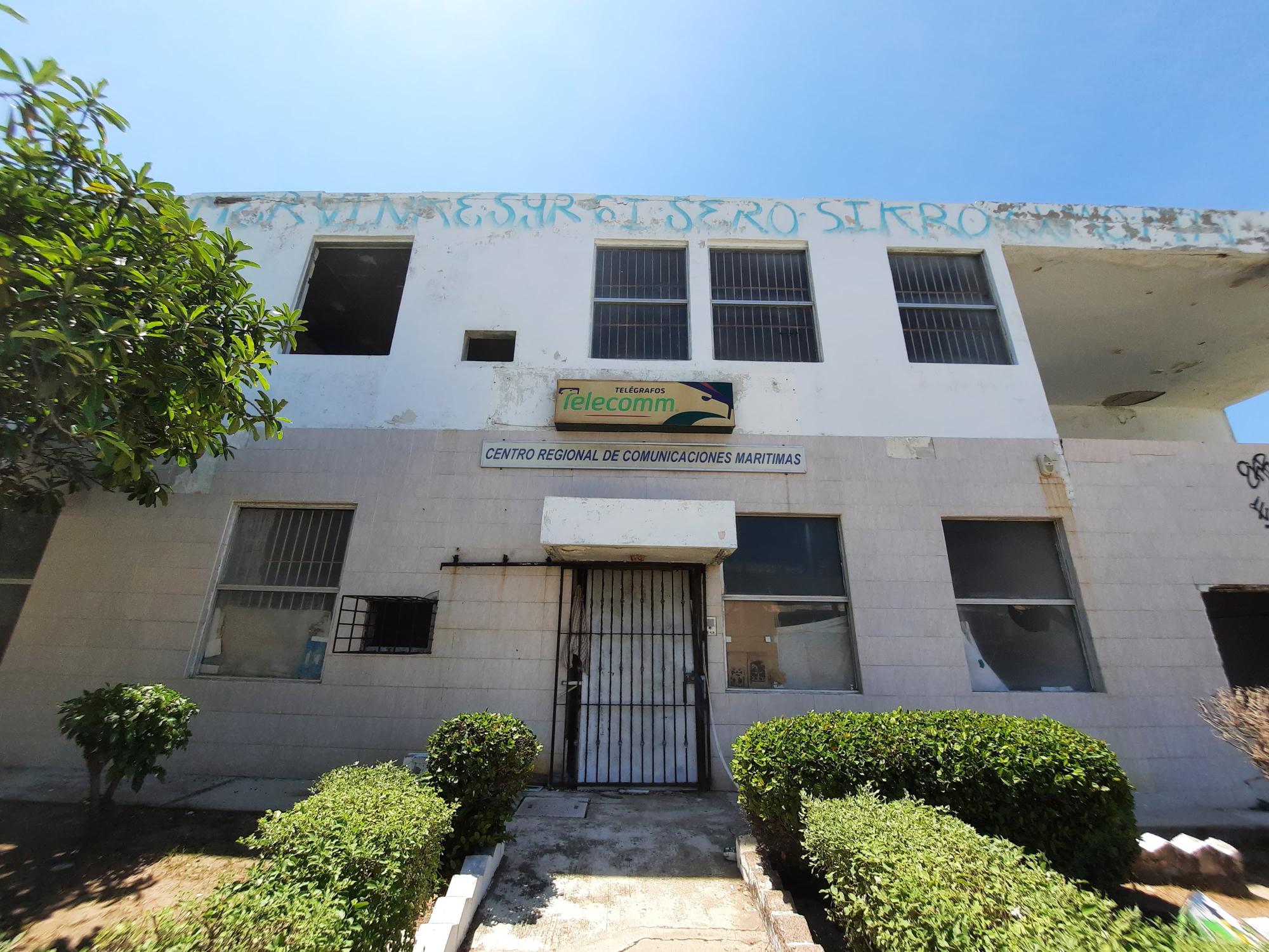$!En el olvido, abandonado e incendiado, el Centro Regional de Comunicaciones en Mazatlán