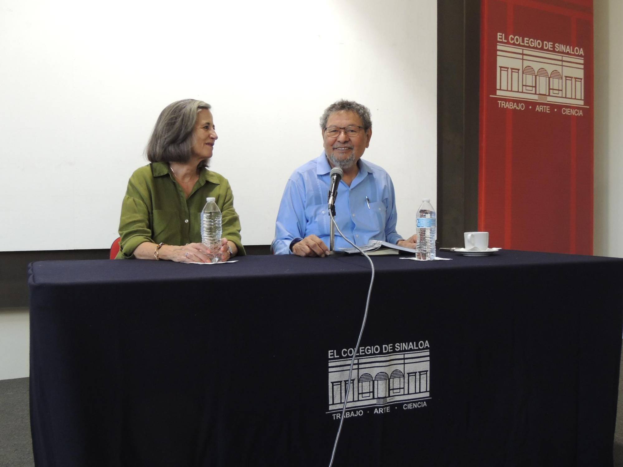 $!El maestro Élmer Mendoza la bienvenida a la escritora a la tercera edición de la Feria del Libro.