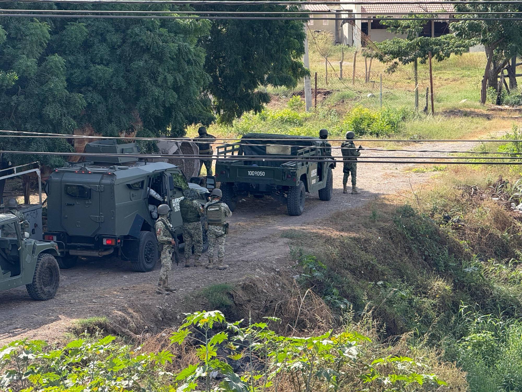 $!Ejército libera a 20 personas presuntamente privadas de la libertad en Culiacán