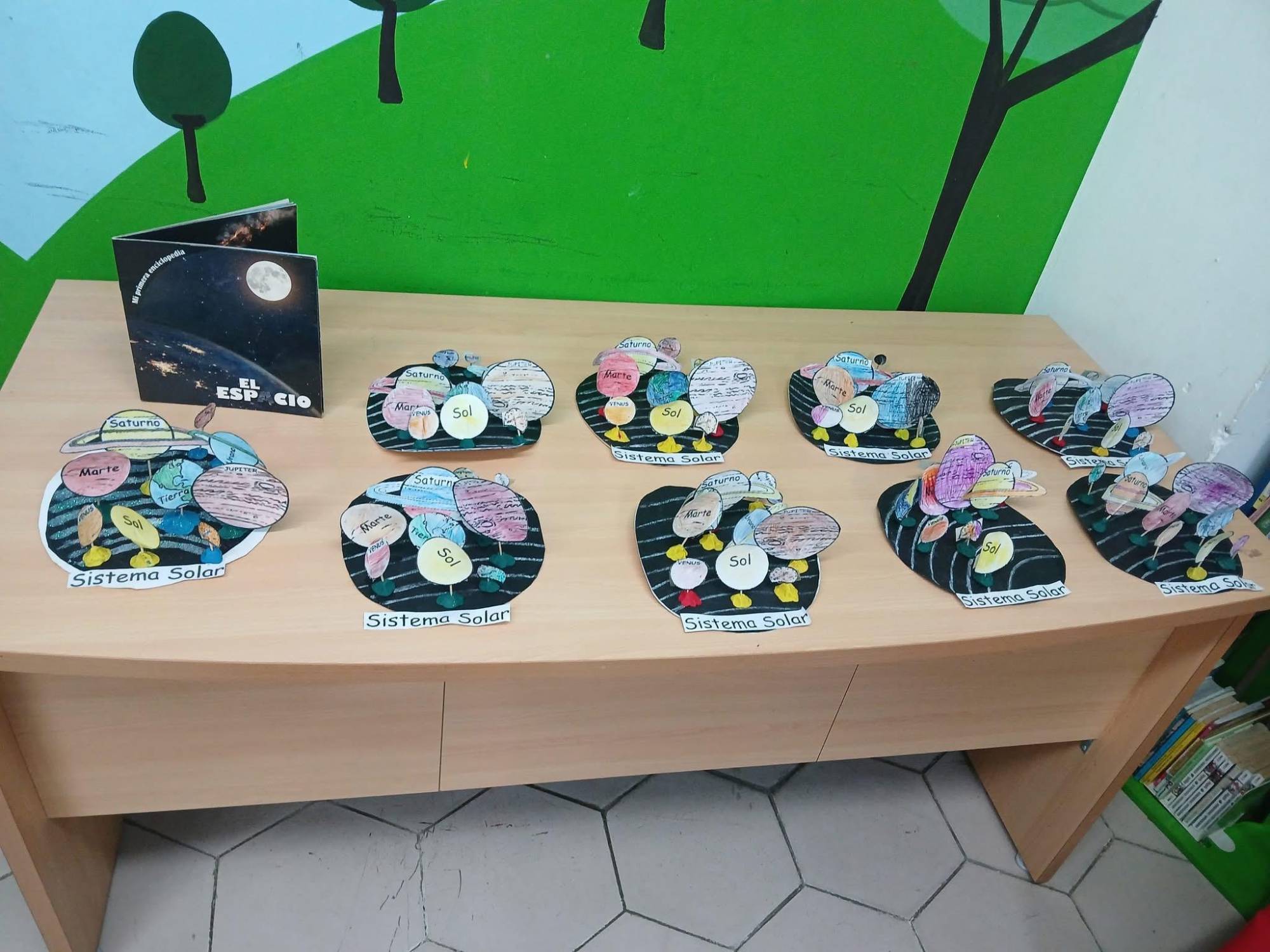 $!Para continuar con la temática, los niños, con la ayuda de sus padres, crearon su propio sistema solar.
