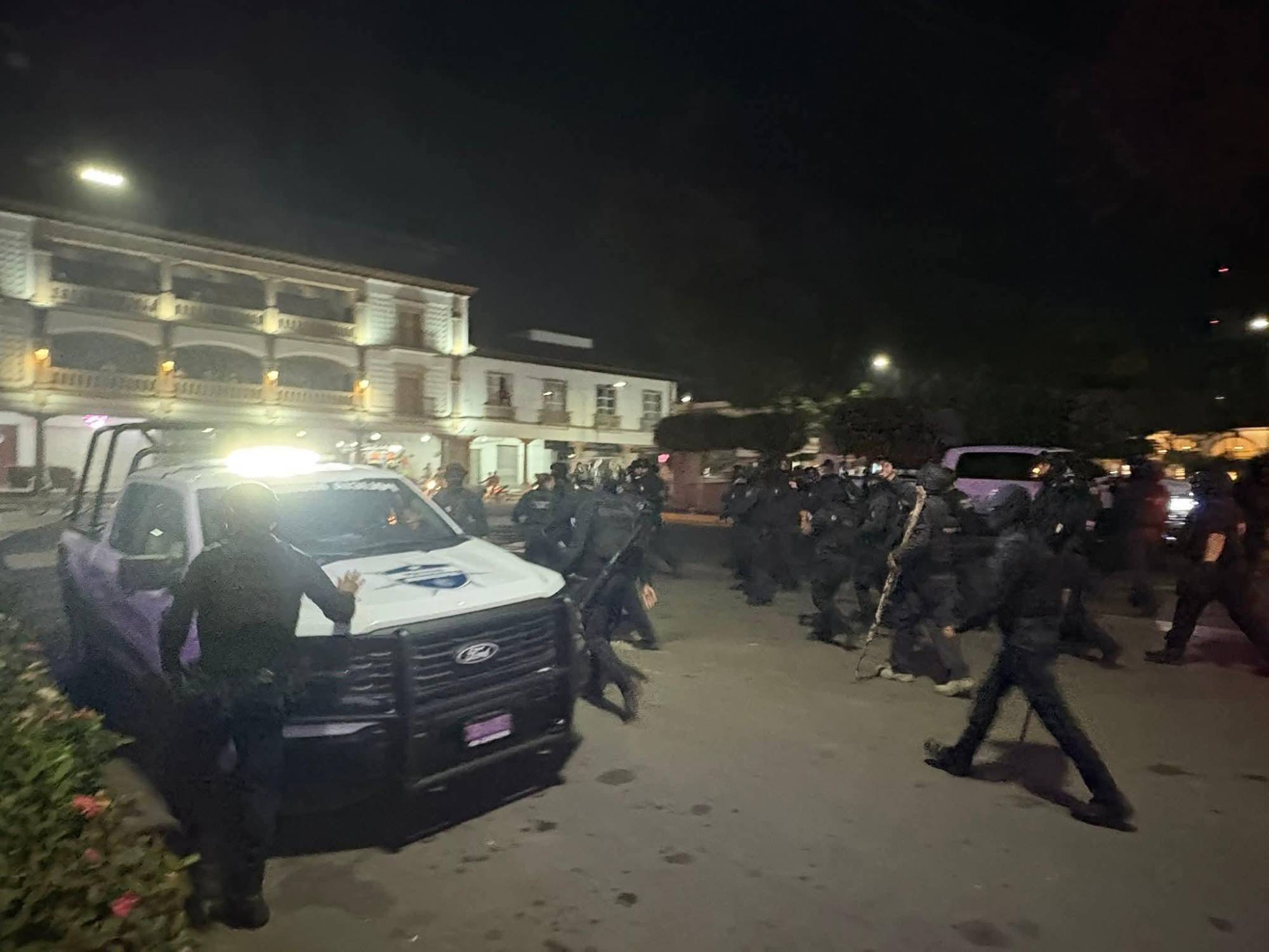 $!Incendian Palacio Municipal de Apatzingán en medio de protestas por el asesinato de Carlos Manzo