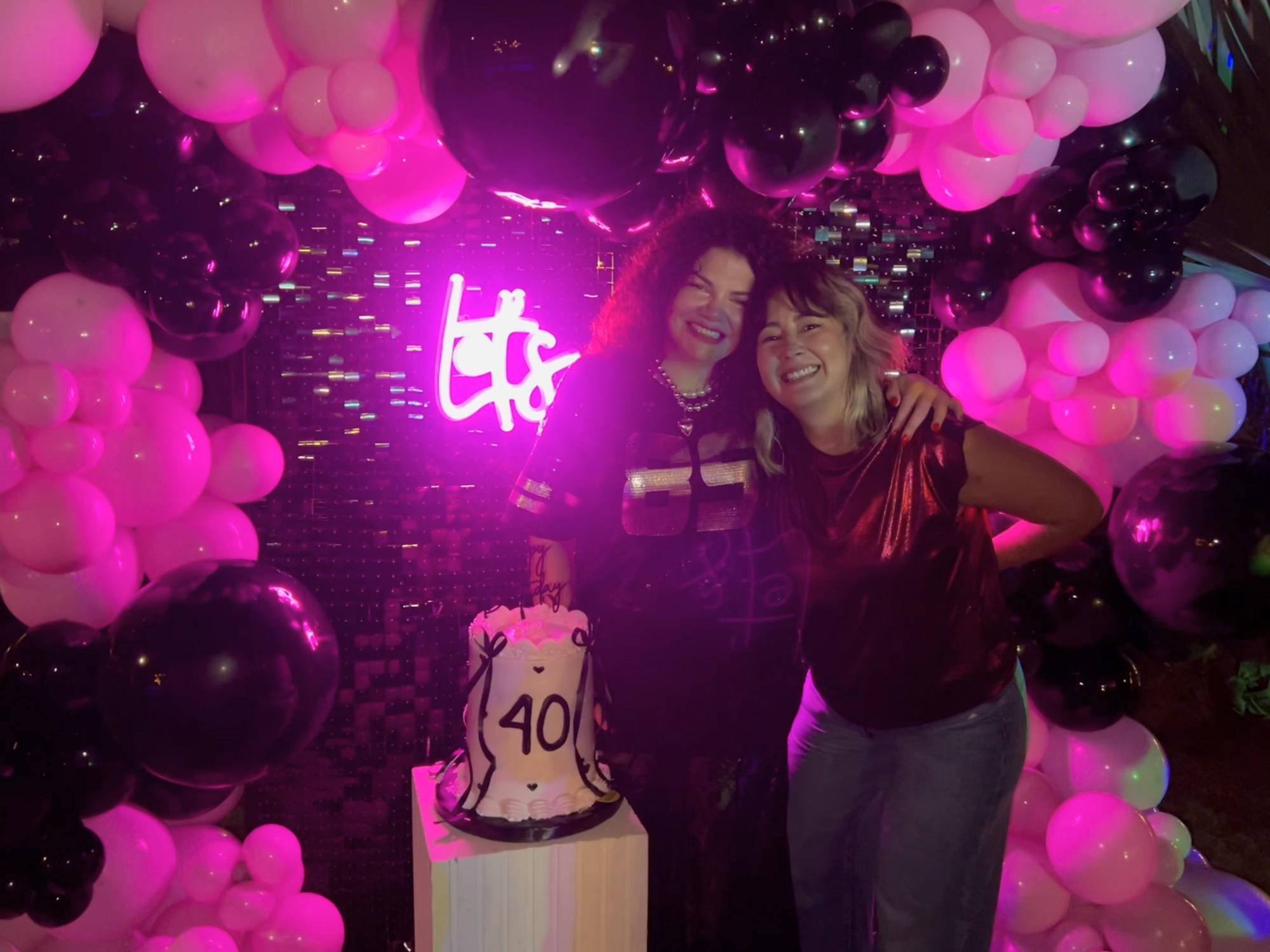 $!Lizbeth Cruz con su amiga Sukey Sinagawa, principal organizadora de la fiesta.