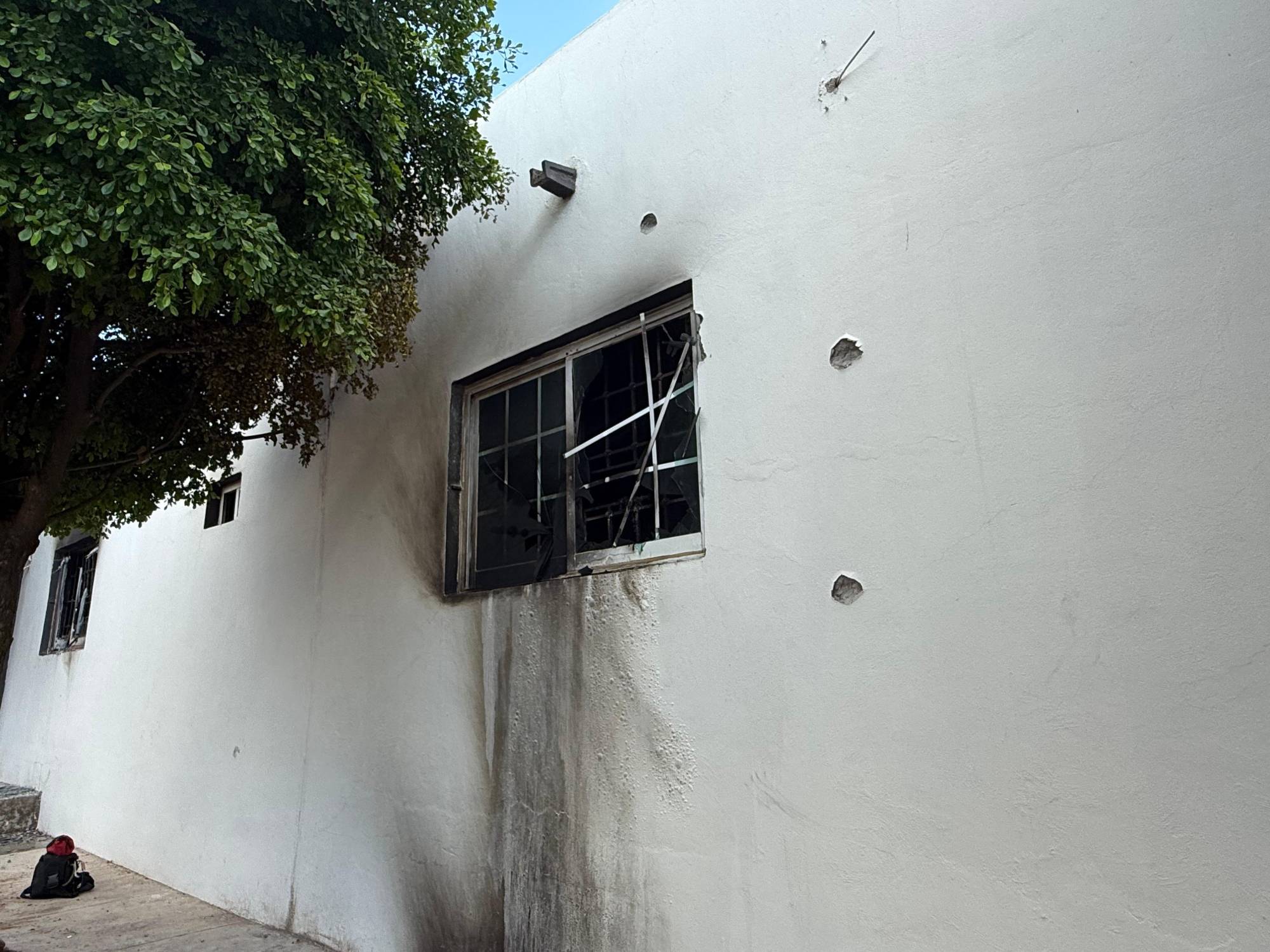 $!Atacan a balazos y queman dos viviendas en Culiacán; una mujer resulta intoxicada