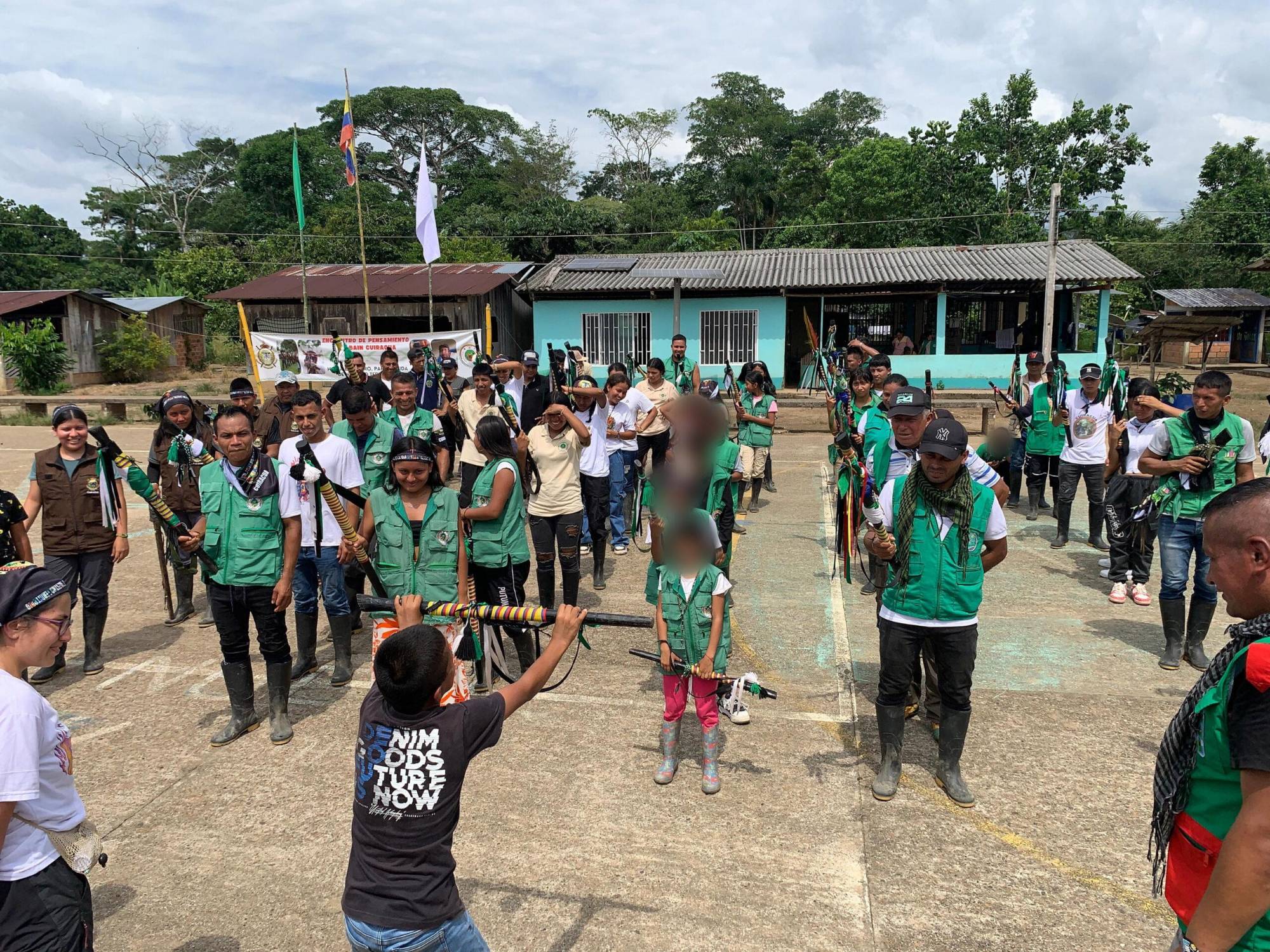 $!Brigitte Escobar, en la esquina izquierda, en el Encuentro de Pensamiento Zio Bain Cuiracua.