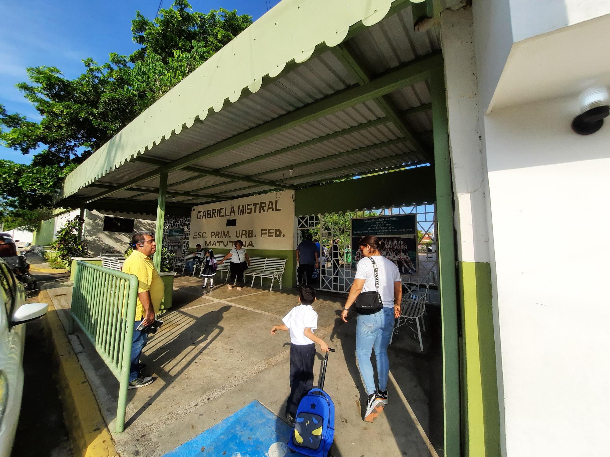 $!Inicia el ciclo escolar 2023-2024 y se agudiza el tráfico en Mazatlán