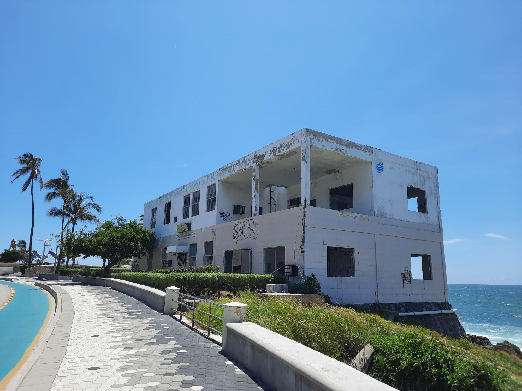 $!En el olvido, abandonado e incendiado, el Centro Regional de Comunicaciones en Mazatlán