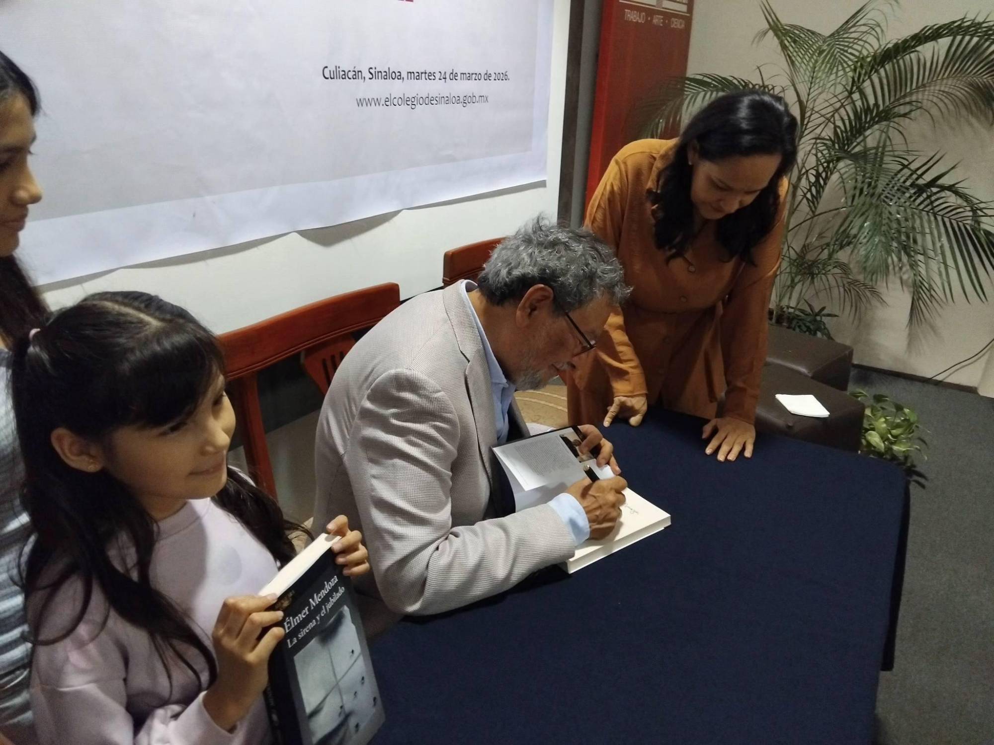 $!El autor firmó libros de sus lectores.