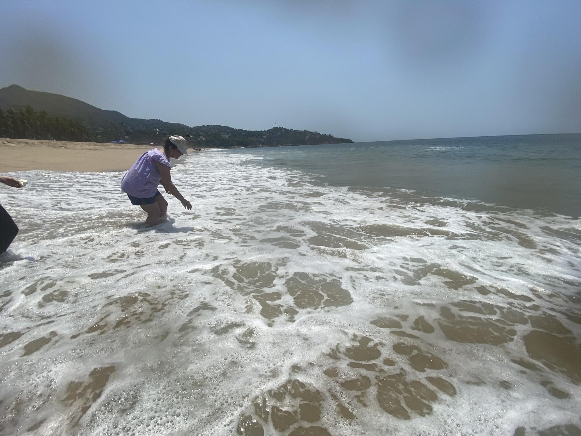 $!Ceremonia para saludar, honrar y despedir a Alicia De los Ríos en el Océano Pacífico, donde se sospecha que fue arrojado su cuerpo.