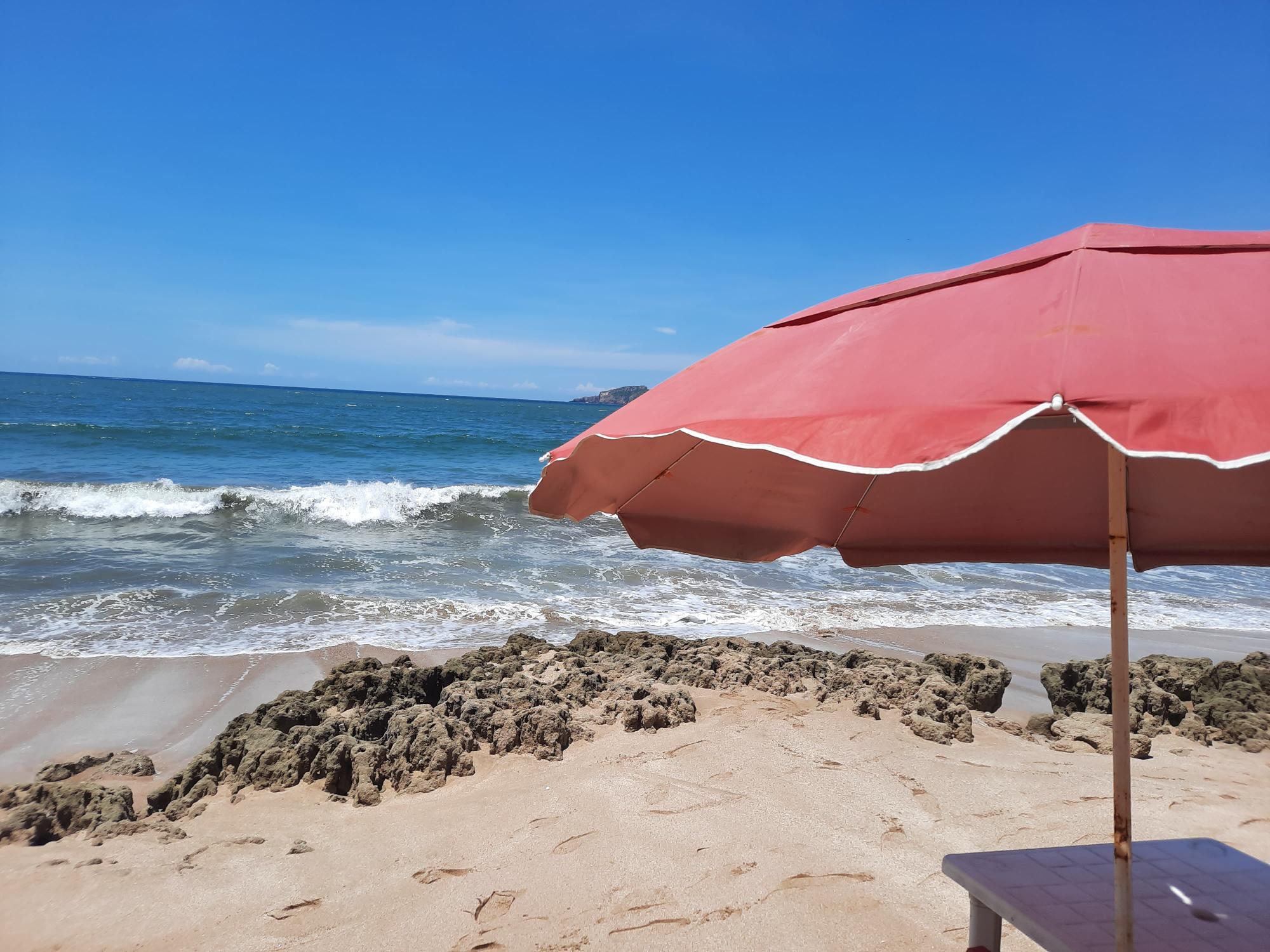 $!Erosión y mar de fondo en Mazatlán afectan las ventas para los palaperos