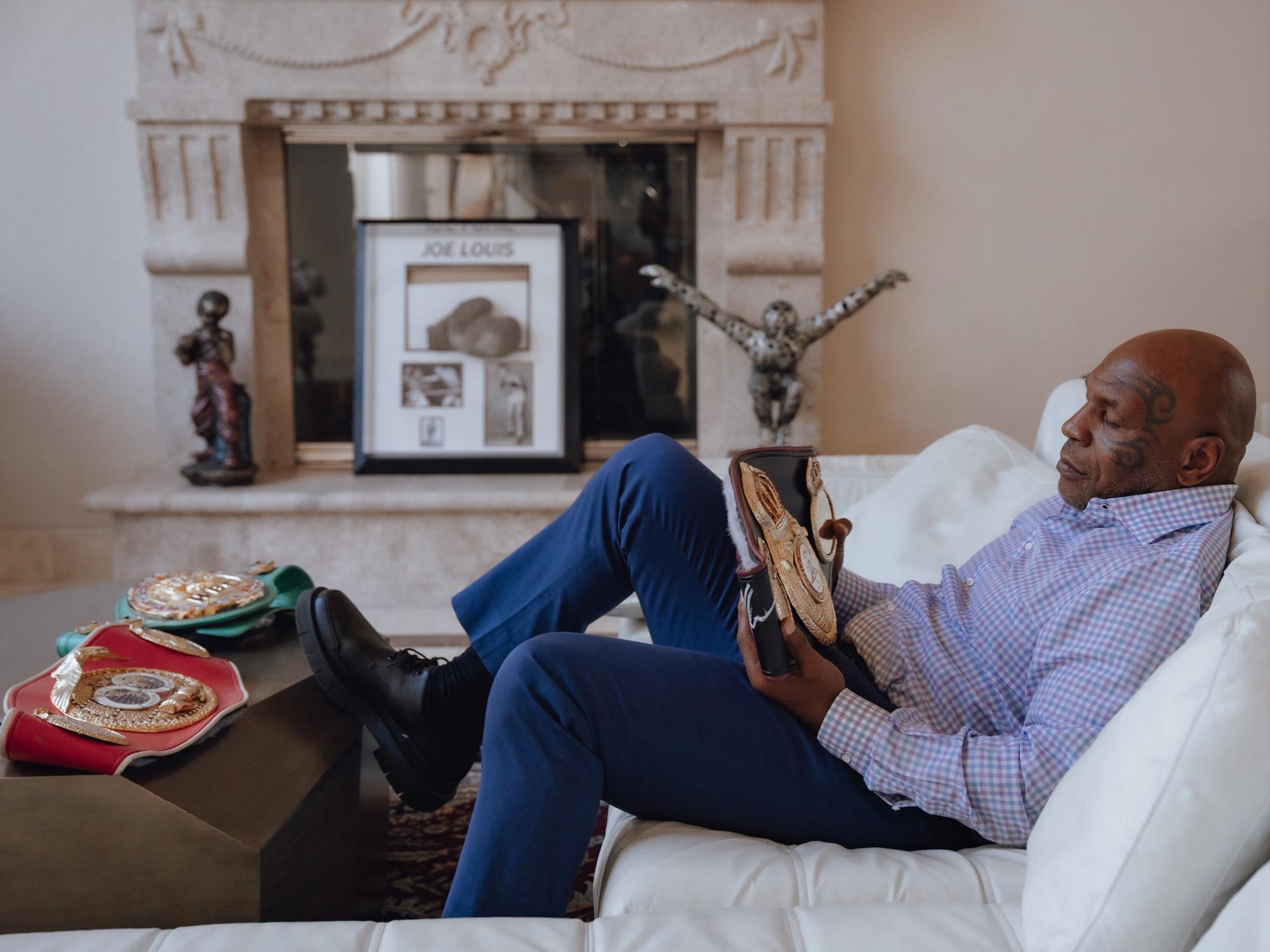 $!Mike Tyson hace polémica promoción a álbum de Peso Pluma