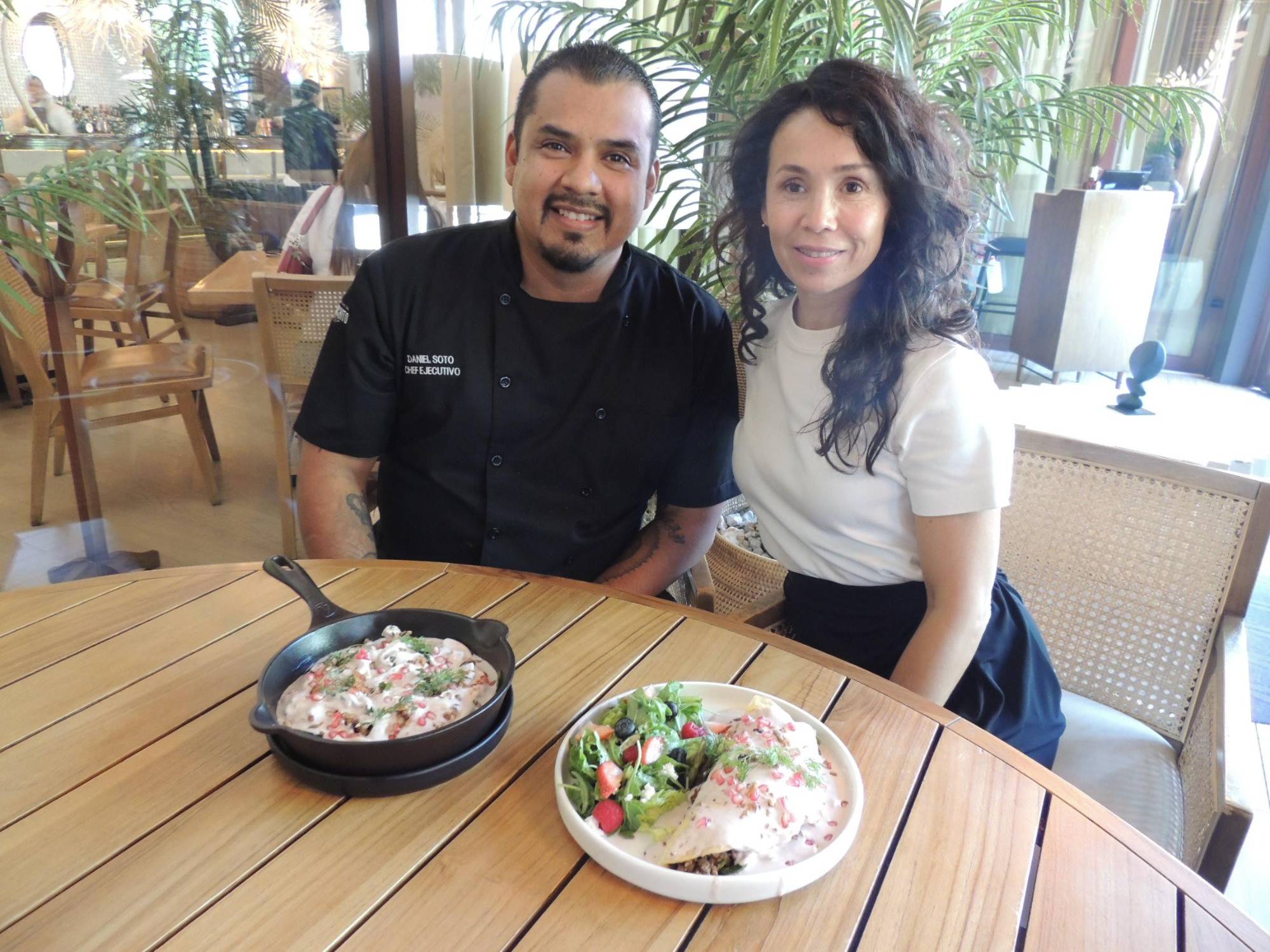 $!Daniel Soto y Maribel Chan, de El Caprichito Bello, ofrecerán dos opciones, un omelette relleno de carnes mixtas, con pera durazno, platano macho frito, y el segundo, un suflé de nogada compuesto de tamales y más.