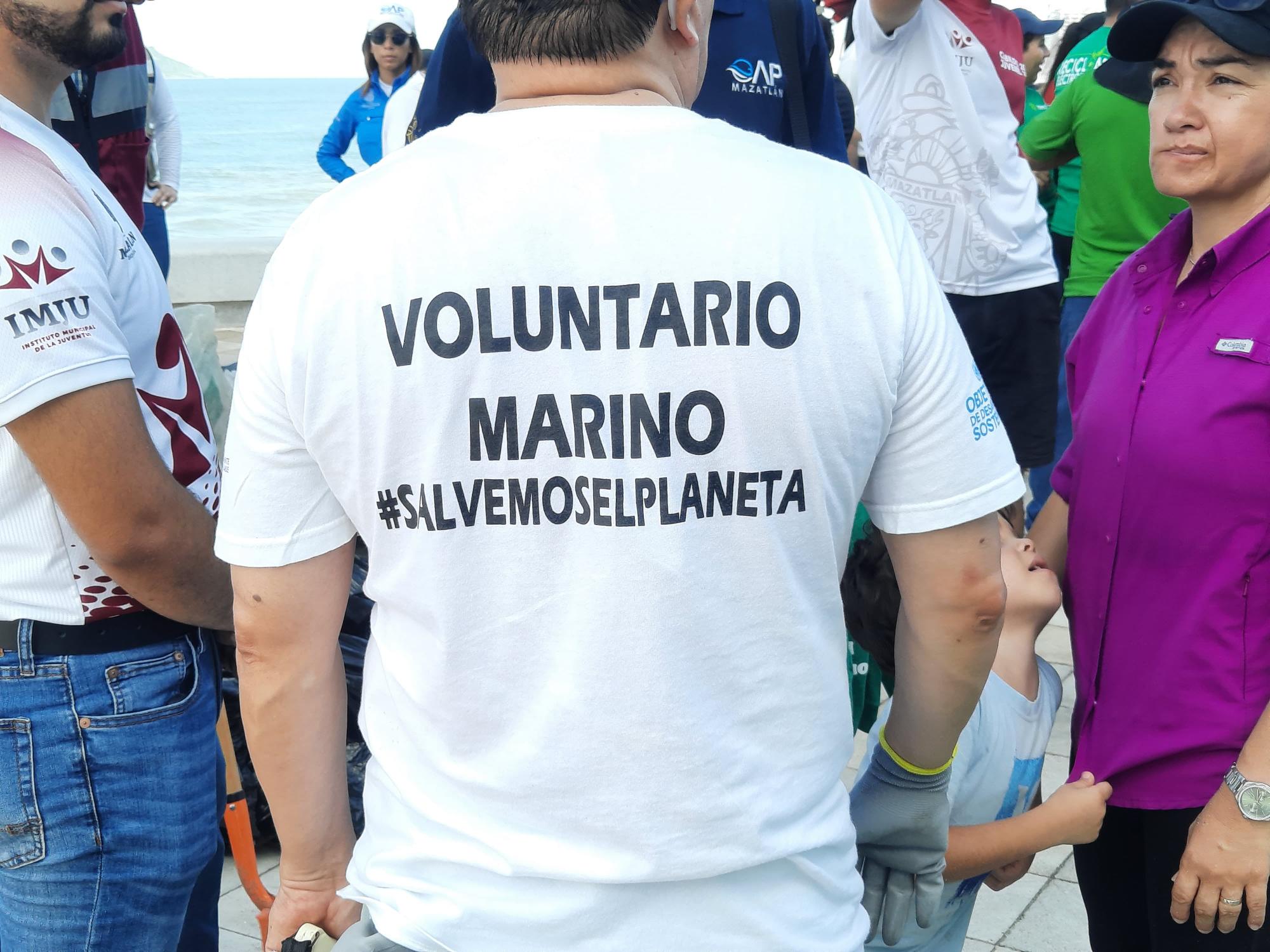 $!Se suman voluntarios a limpieza masiva de playas en Mazatlán