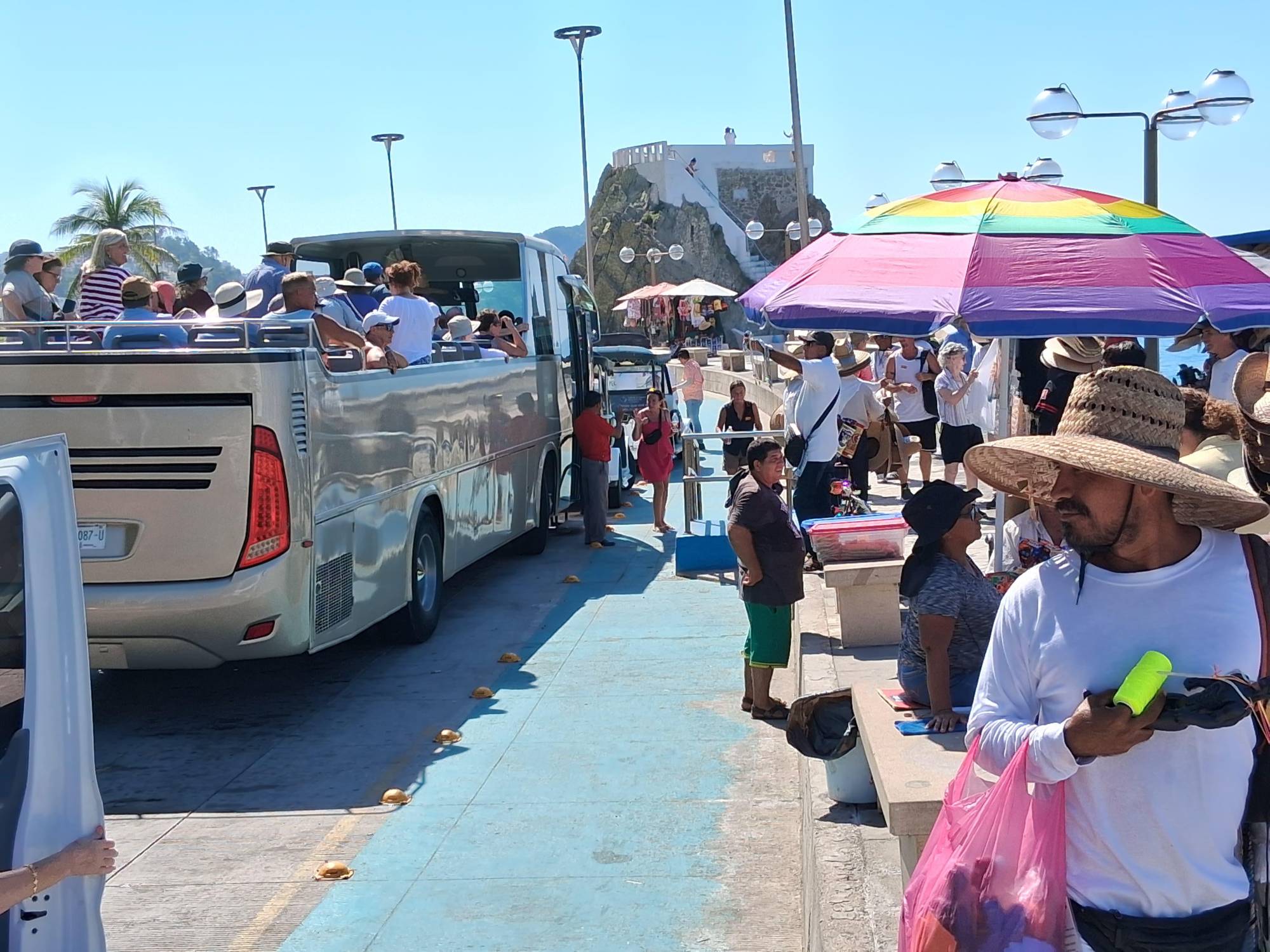 $!Más de 11 mil cruceristas llegan a Mazatlán con el arribo de dos buques