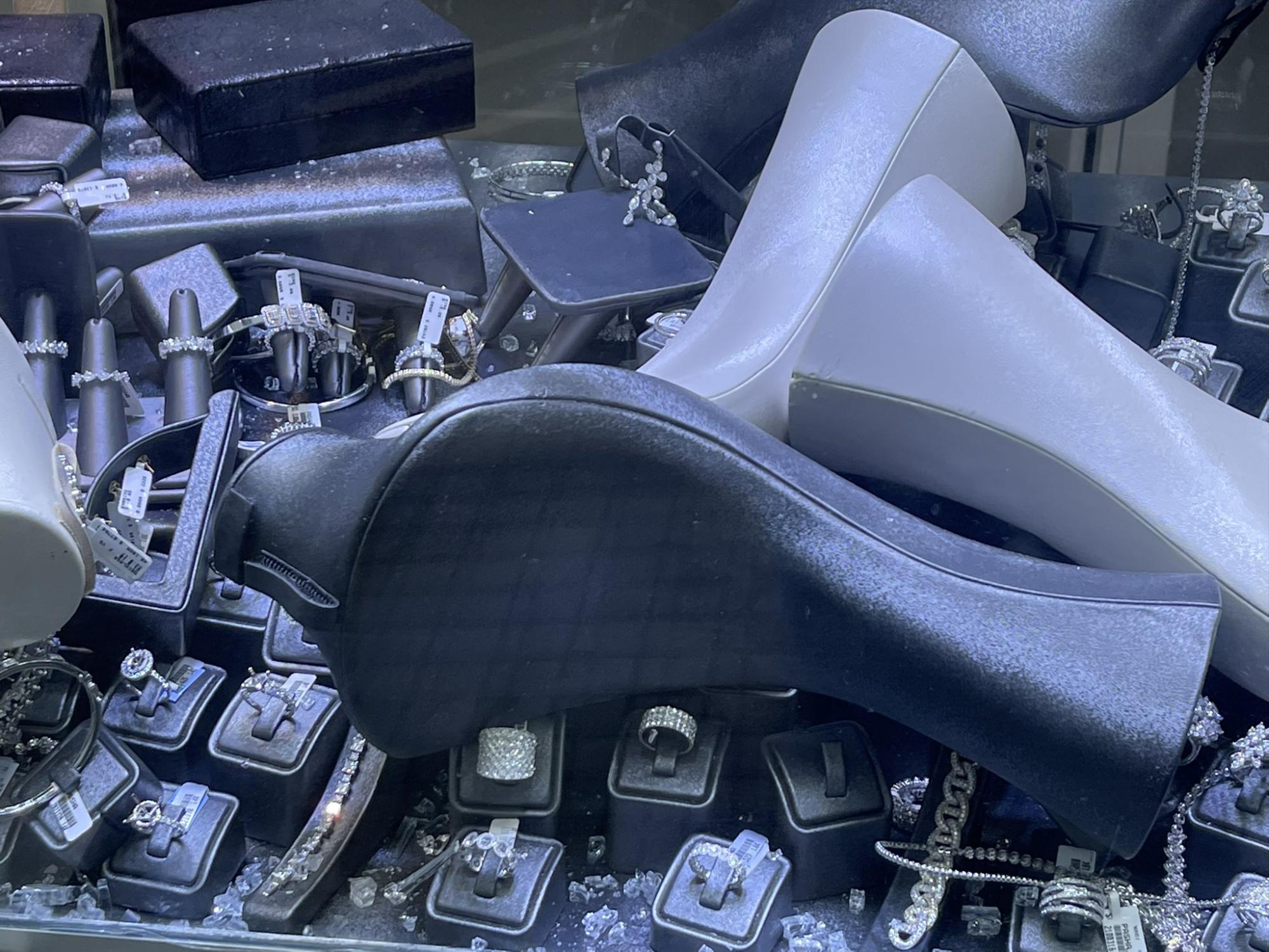 $!En Manhattan Beach, 11 ladrones vacían joyería a plena luz del día; logran huir