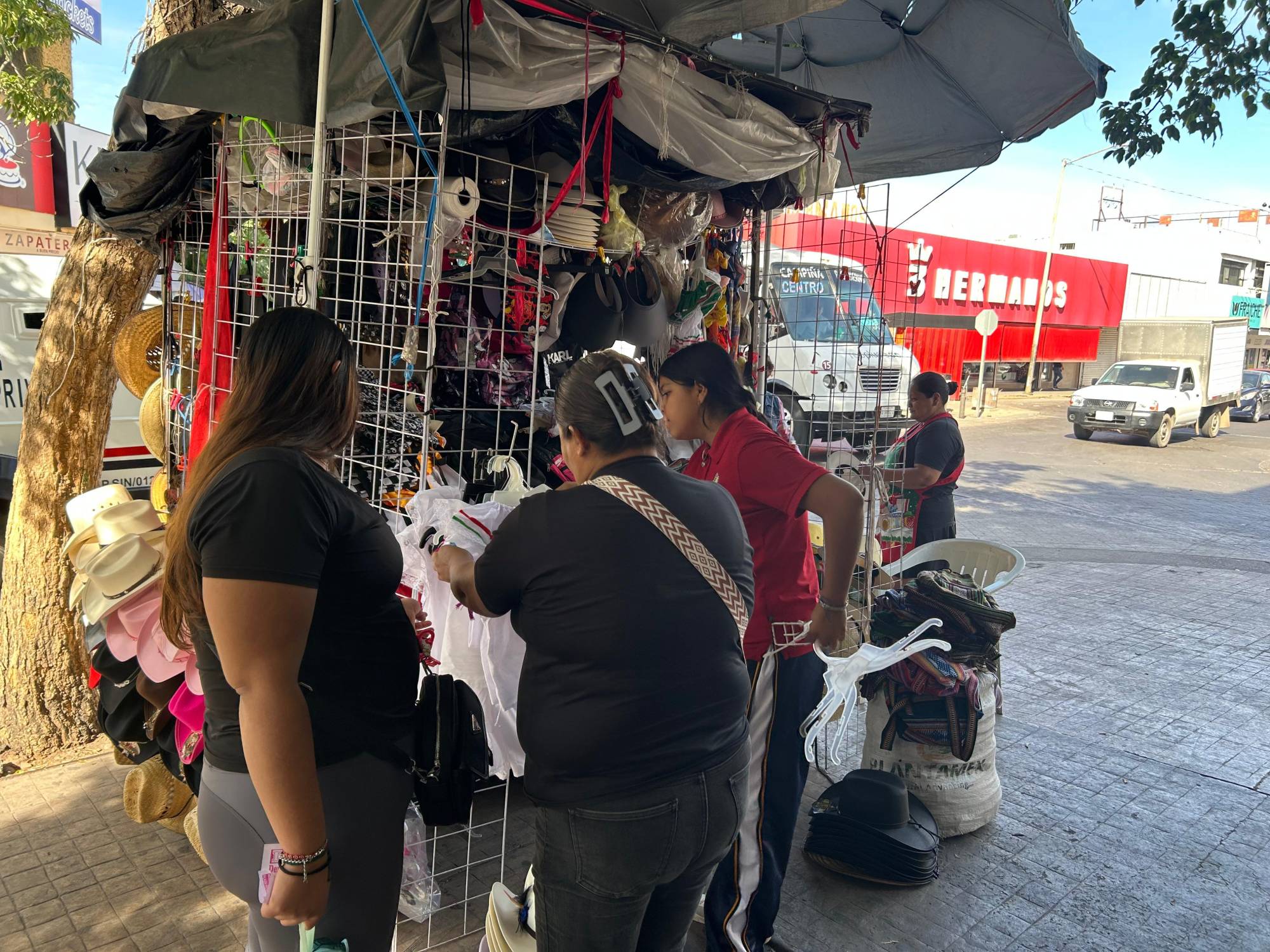 $!Pinta de colores patrios venta de artículos revolucionarios en Culiacán; algunos venden más, otros menos