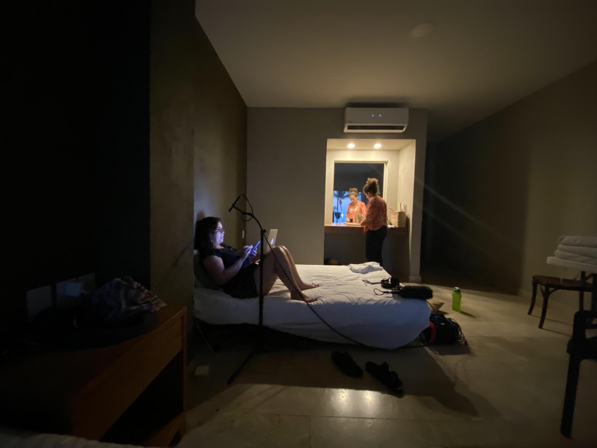 $!Licha, en un hotel de Acapulco mirando las fotografías del cuartel militar y otros archivos.