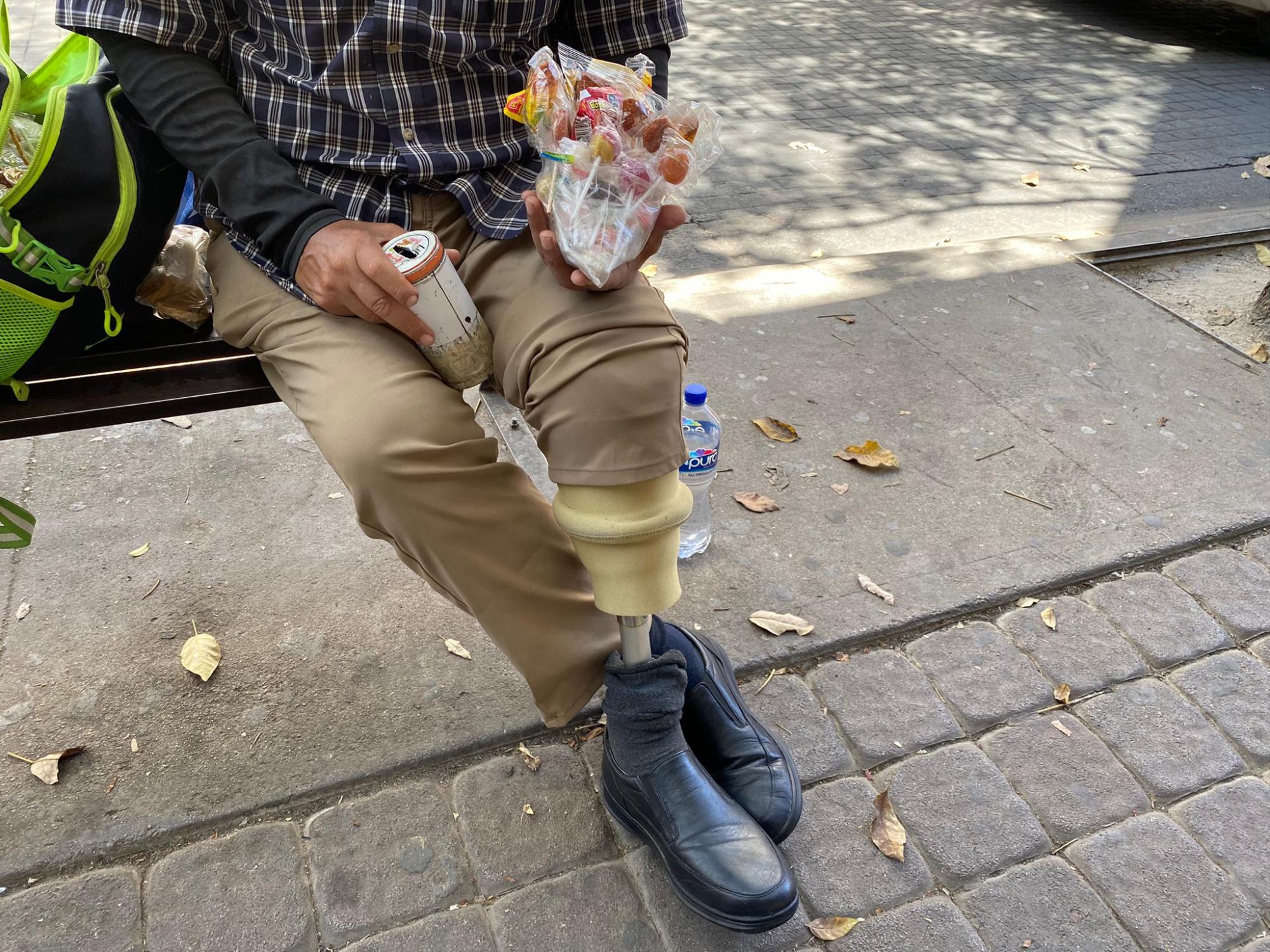 $!Ignacio vende paletas para salir adelante tras perder una pierna