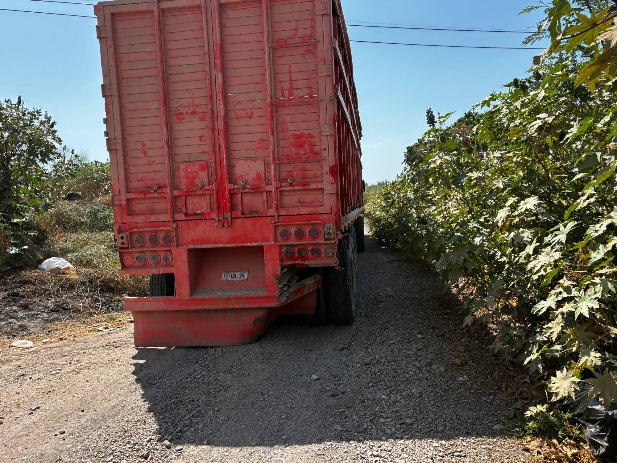 $!Vehículo de valores se impacta por alcance contra un tráiler en el distribuidor vial ‘El Trébol’, en Los Mochis