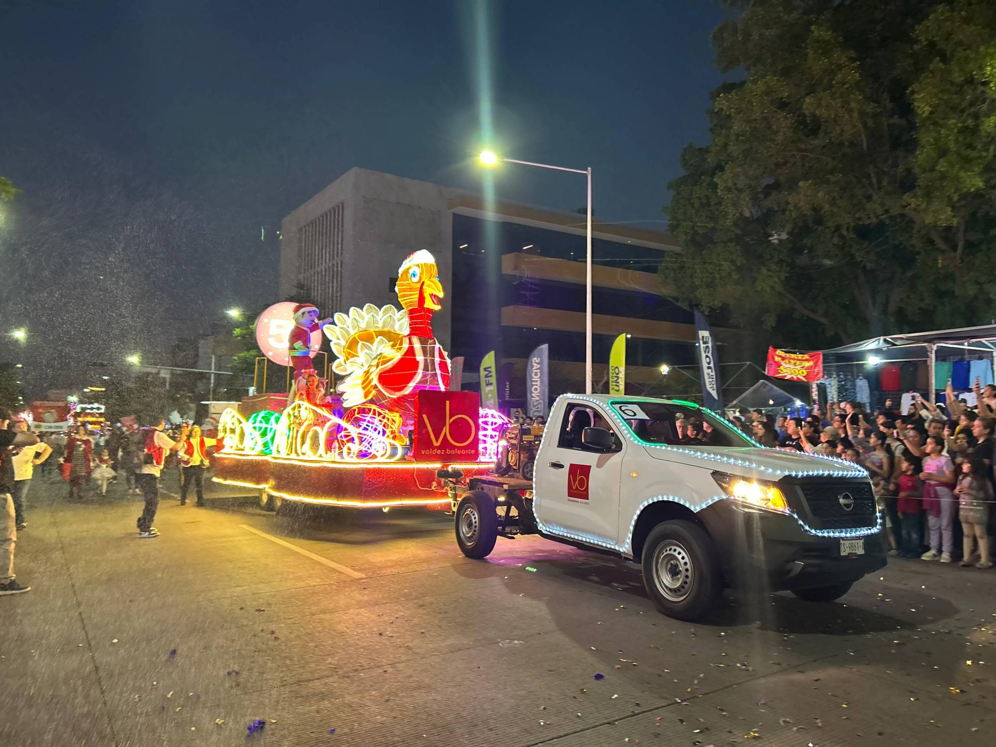 $!La ciudad se ilumina con el tradicional Desfile Navideño de Culiacán 2025