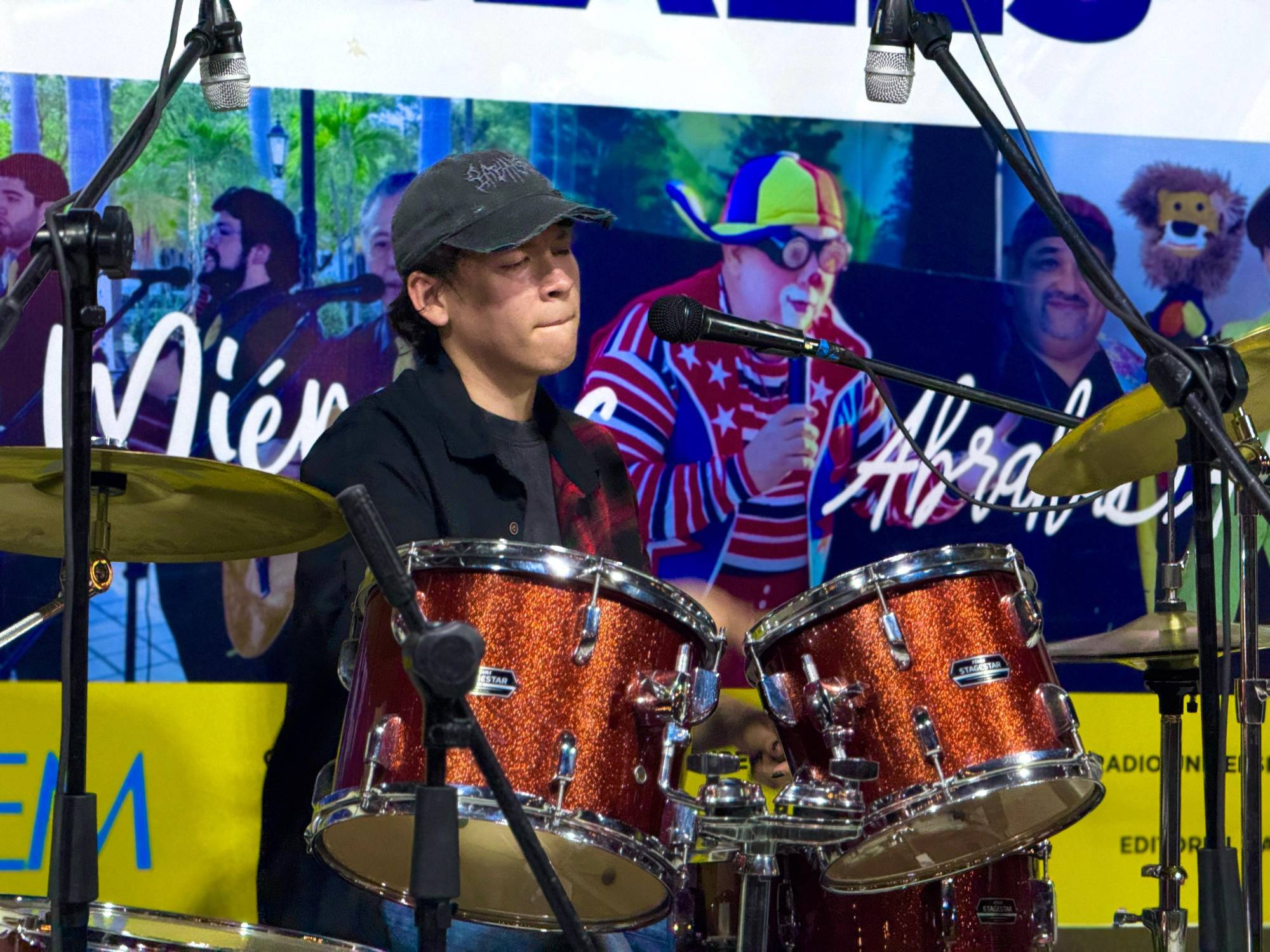 $!Dylan está en la batería.