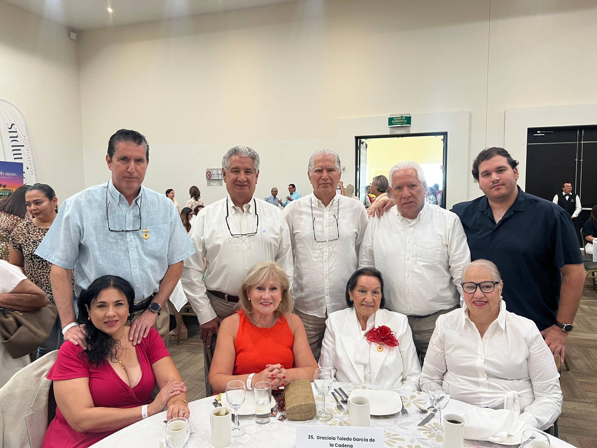 $!Ubaldo, Edmundo, José Manuel, Sergio y Jose Manuel Júnior Pérez. Sentados, Regina Pérez de Pérez, Gina Reynaud de Pérez, María Graciela Toledo y Graciela Pérez de Vega.