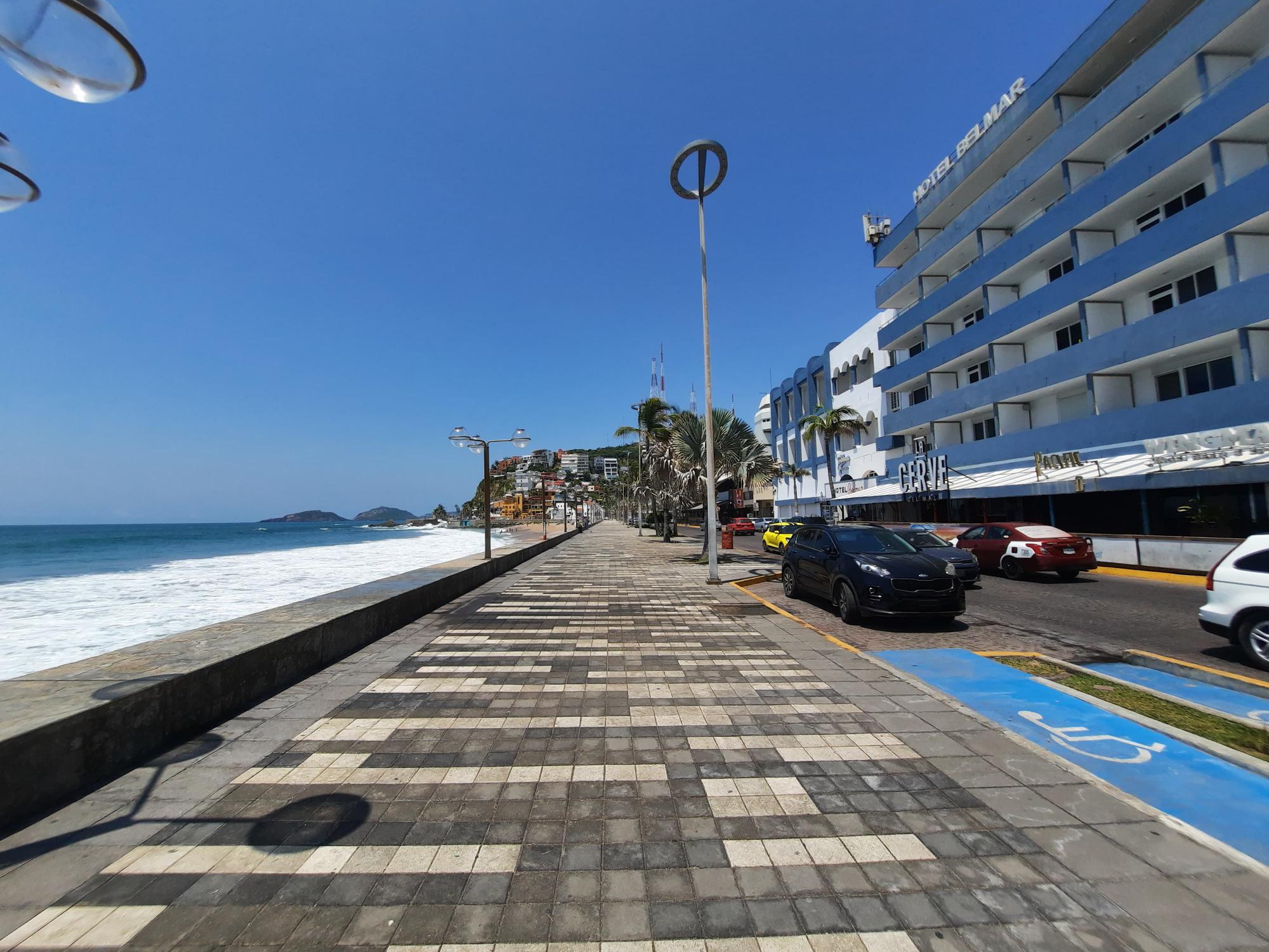 $!‘Pegan’ altas temperaturas a Olas Altas; registra poca afluencia